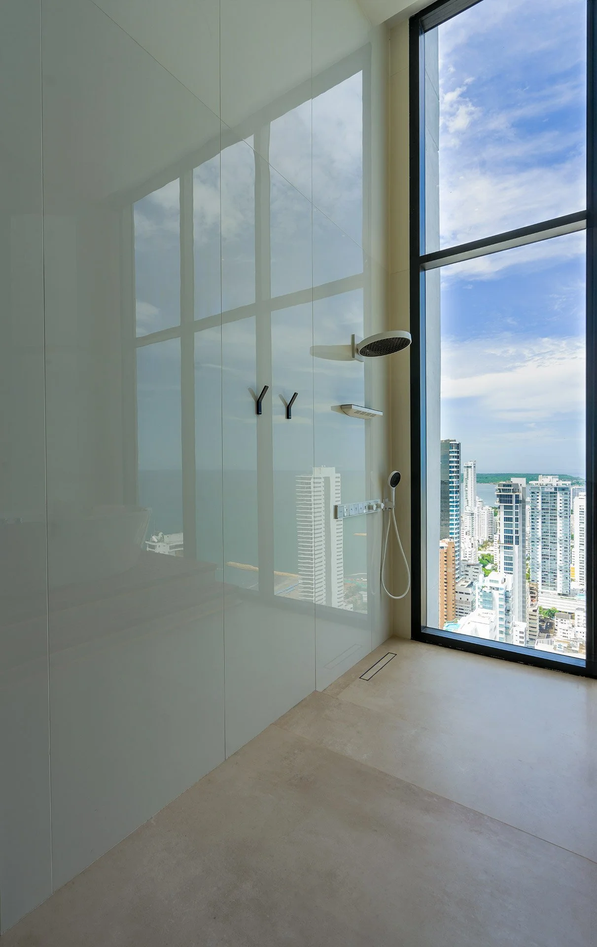 Baño sauna Gramarston Bianchissimo_Piso Gramarston Arizona Sand-3-Gramar.jpg