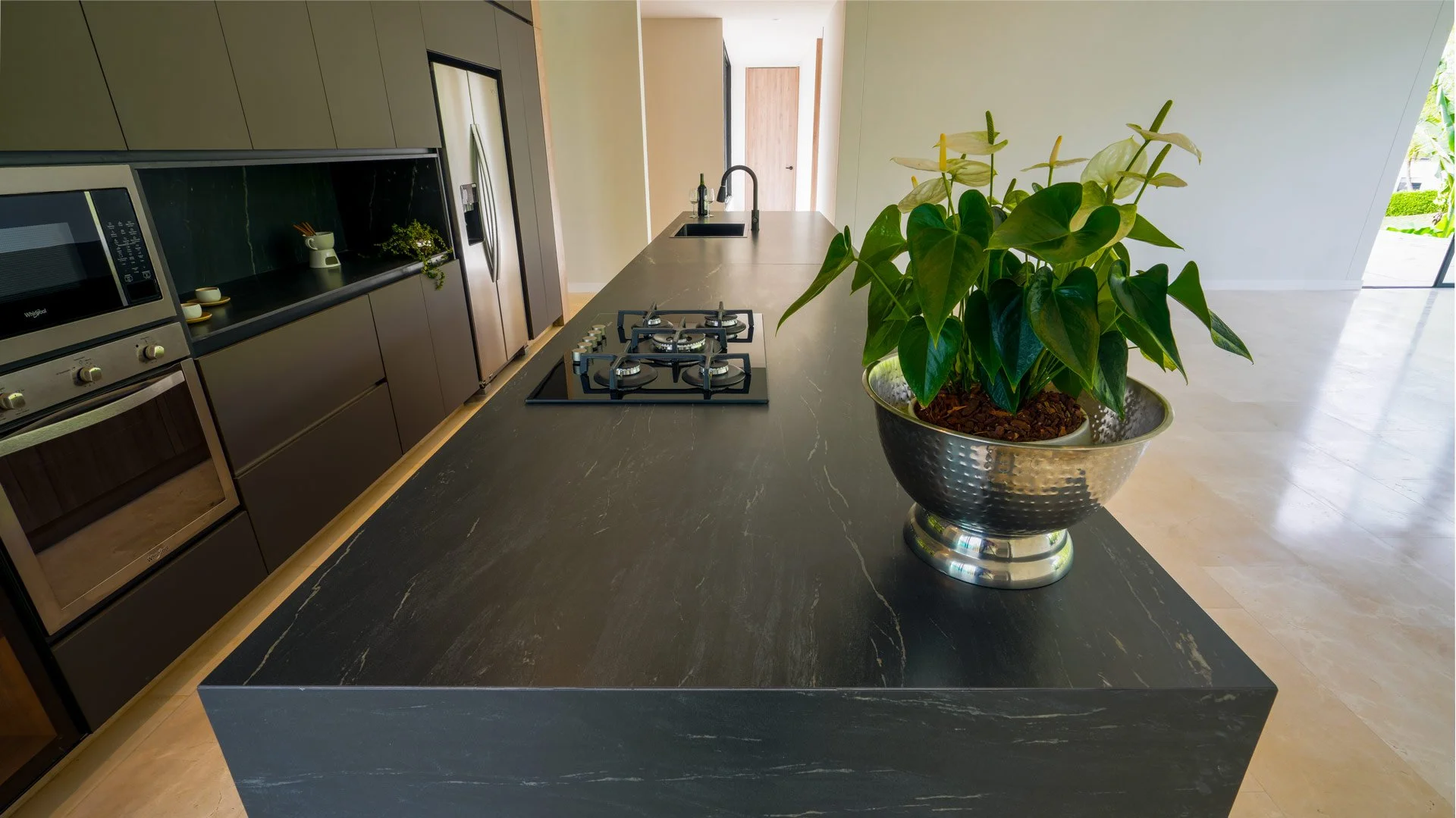 Casa Tierra Quimbaya C9-Mesón e Isla-Belvedere Black by Ascale-13.jpg