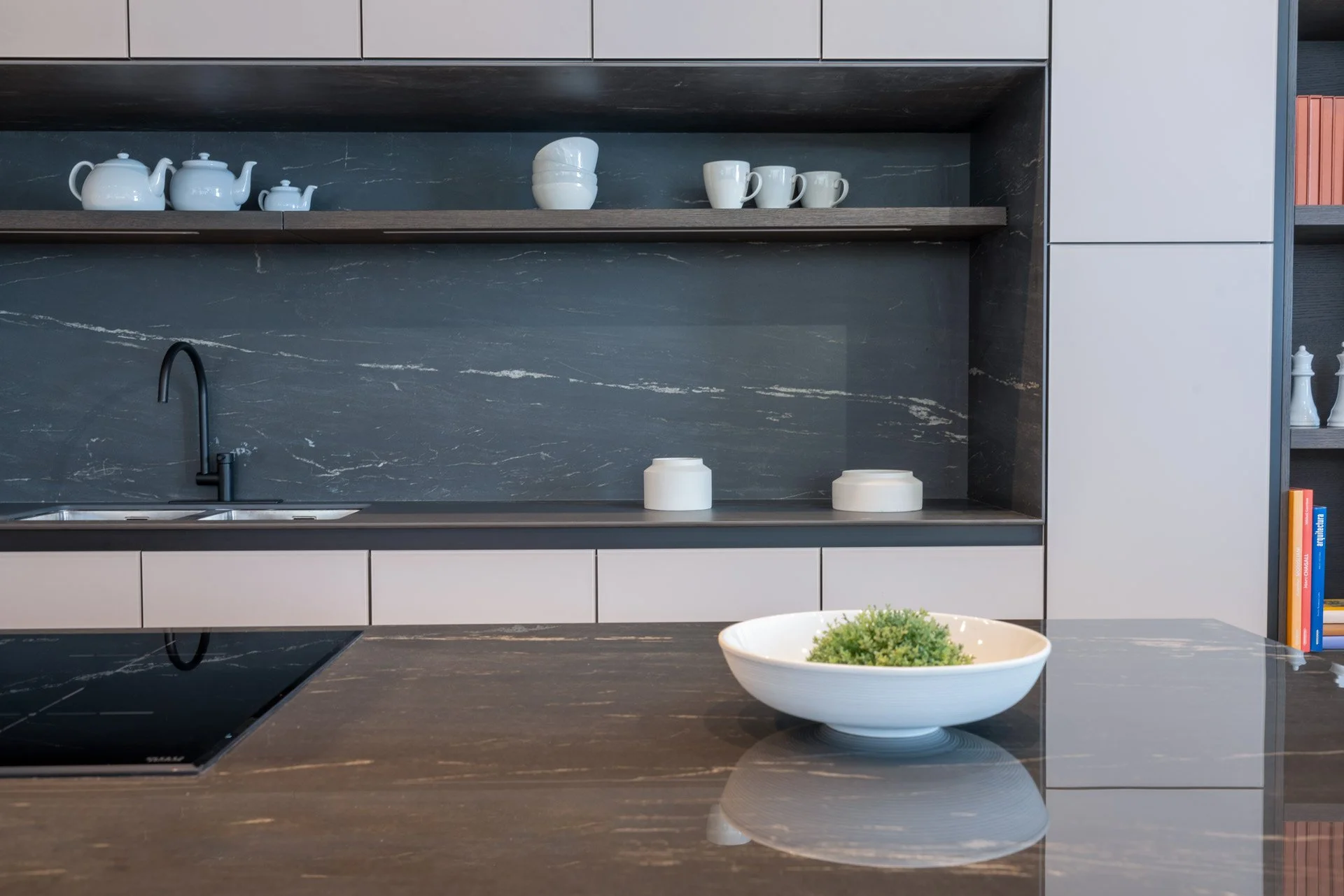 Isla Belvedere Black Brillado- Salpicadero Belvedere Black Mate .jpg