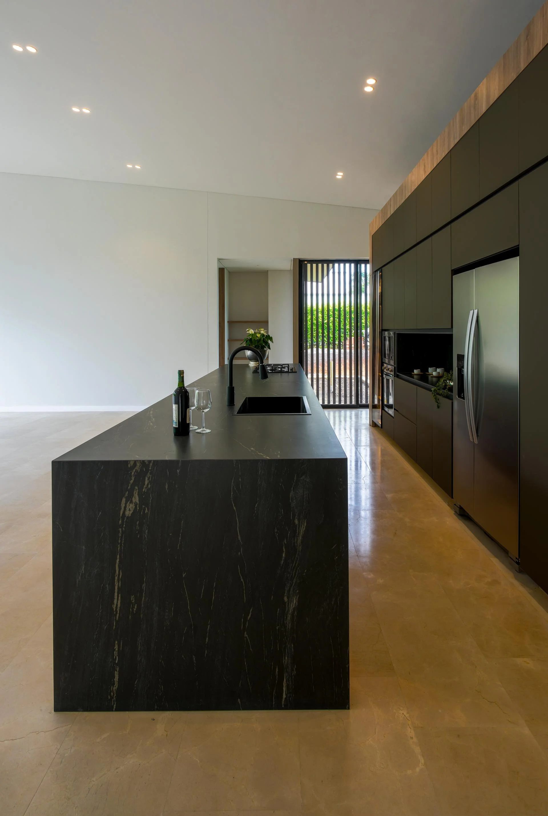 Casa Tierra Quimbaya C9-Mesón e Isla-Belvedere Black by Ascale-07.jpg