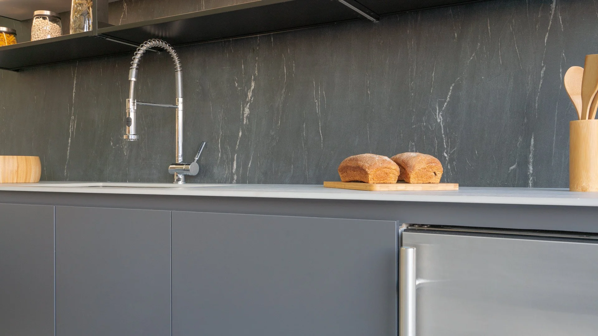 Sucursal Cartagena-Cocina Marina-Kaleidos-Mesón_Gramarston Belvedere Black-Mesón e Iisla_Cosmopolita Gray-04.jpg