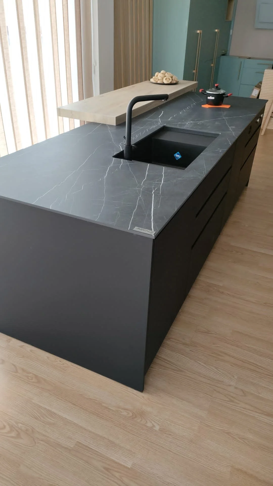 Marquina black 3.jpg