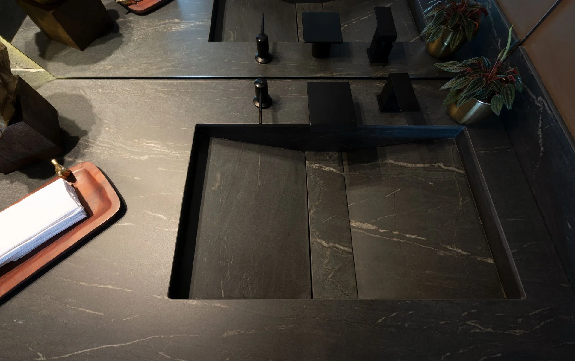 Baño social-Mesón Belvedere Black-Mate.jpg