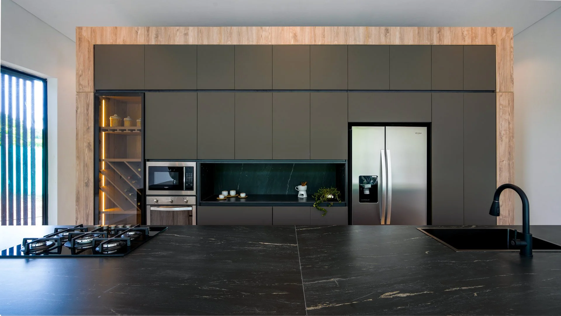 Casa Tierra Quimbaya C9-Mesón e Isla-Belvedere Black by Ascale-06.jpg