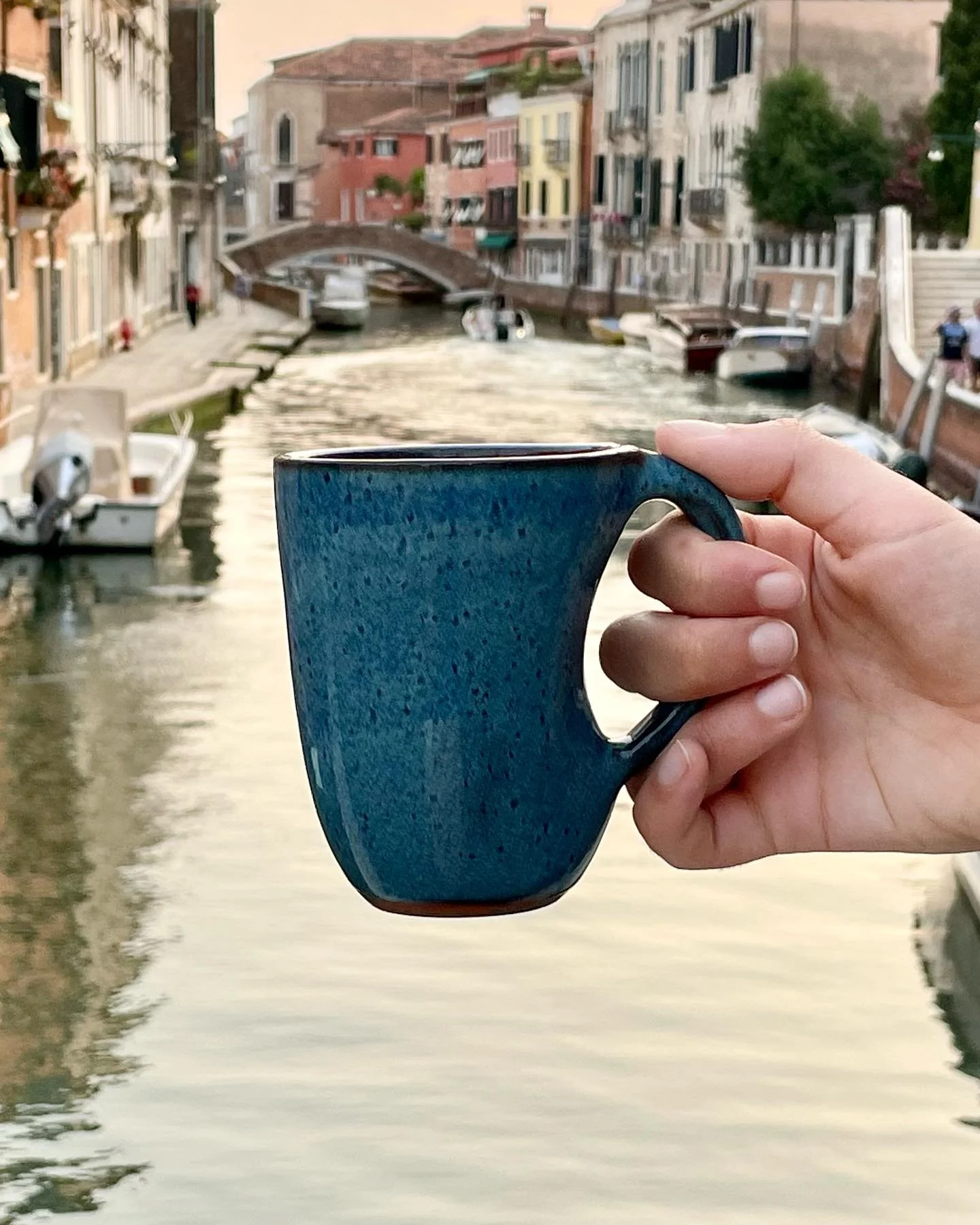 loved showing my mug around the canals of Venice 

#wheelthrownceramics #studiopottery #ceramicmug #cone6 #mugclub  #contemporaryceramics #handmadeceramics #teal #mugs
