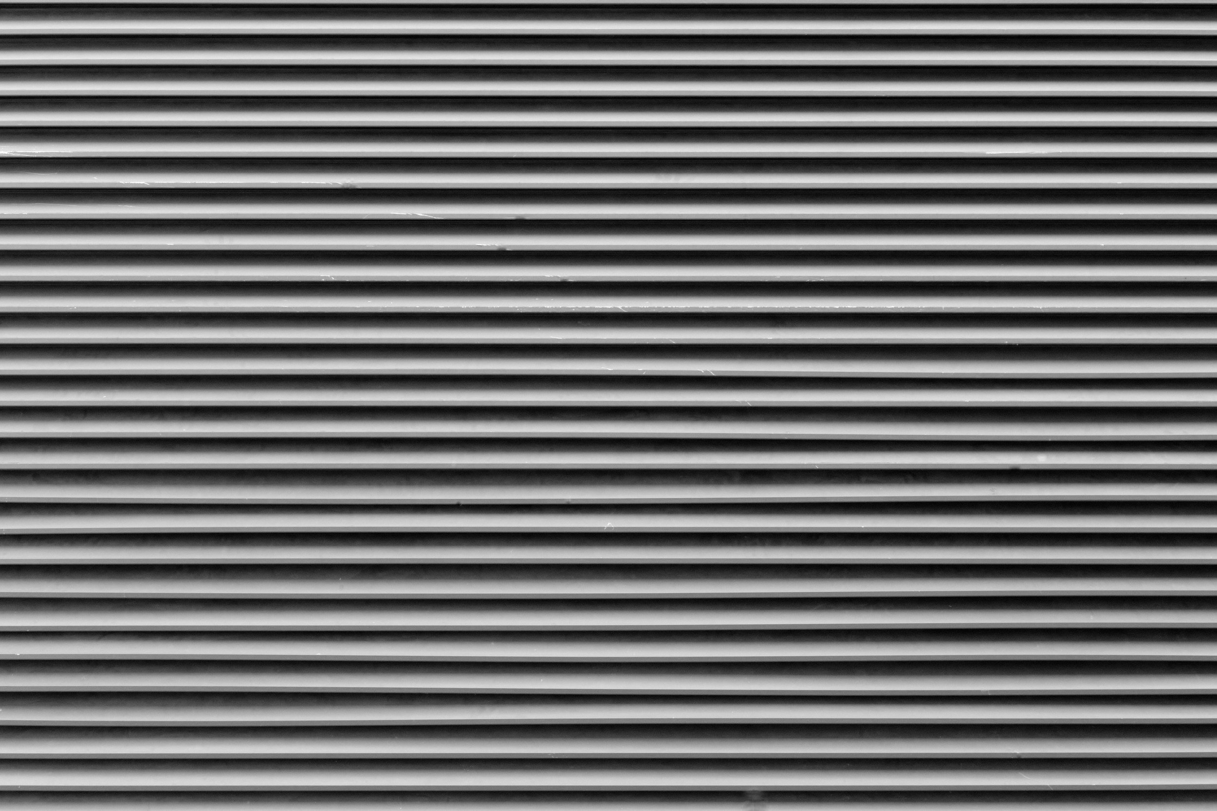 Schwarz-weiße horizontal gestreifte Metallfläche