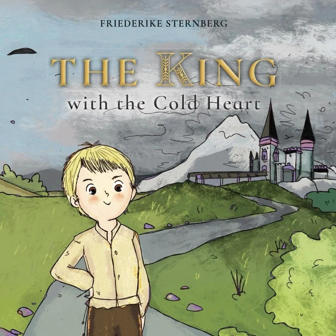 Buchcover mit dem Titel 'The King with the Cold Heart' von Friederike Sternberg, zeigt ein Kind mit blonden Haaren, das vor einer Berglandschaft mit Schloss und Berg im Hintergrund steht, im Zeichen eines Märchens.