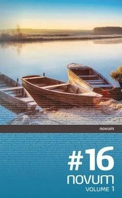 Drei Boote an einem Fluss bei Sonnenaufgang, mit ruhigem Wasser und Natur im Hintergrund.