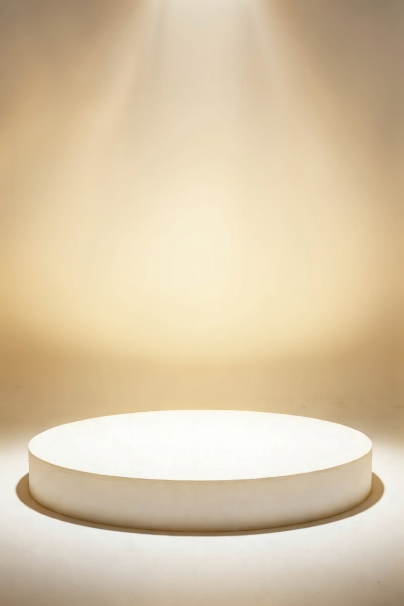 Ein leeres, weißes, runder Podest unter einer warmen Deckenleuchte in einem Raum.