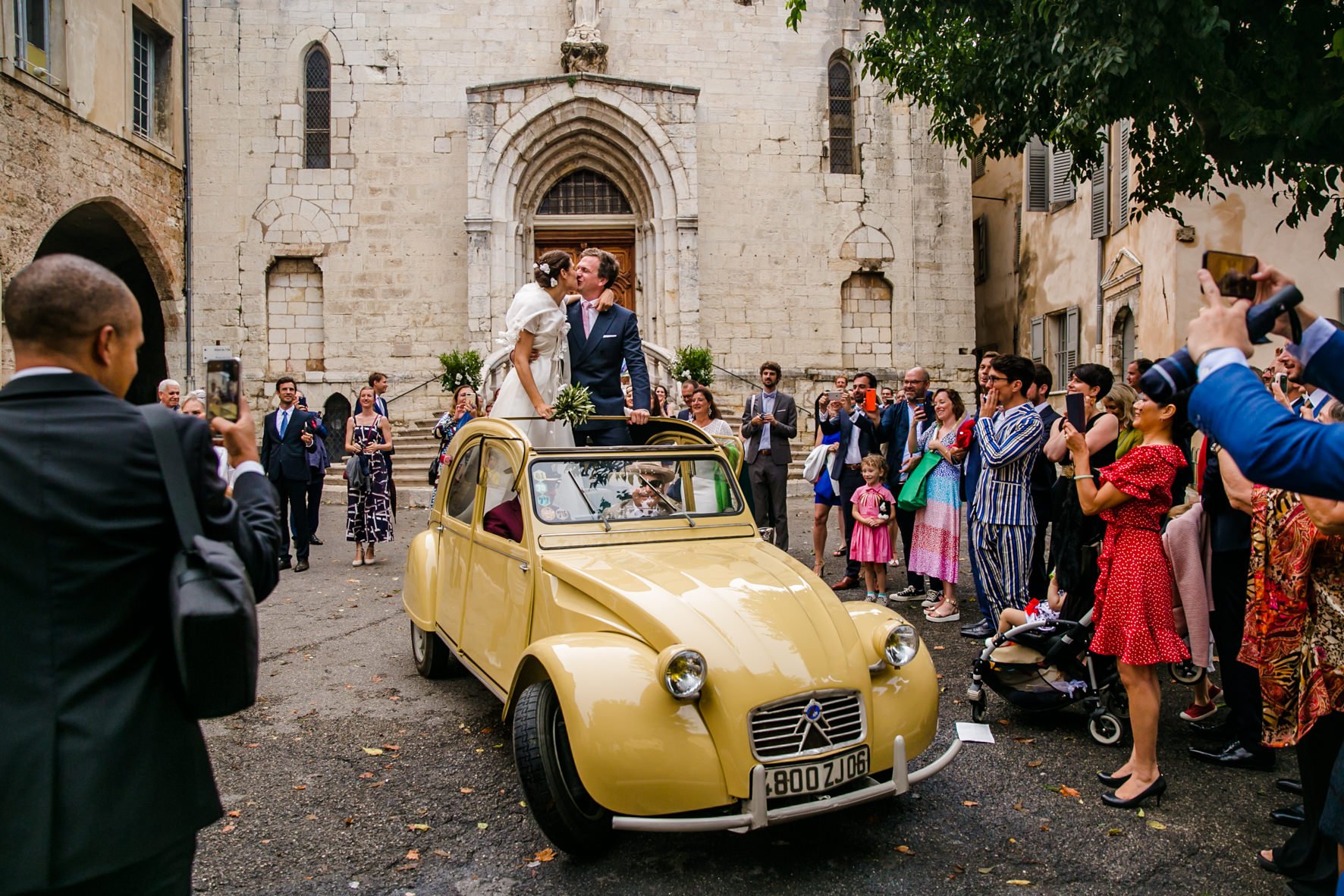 Garden wedding in the Rain