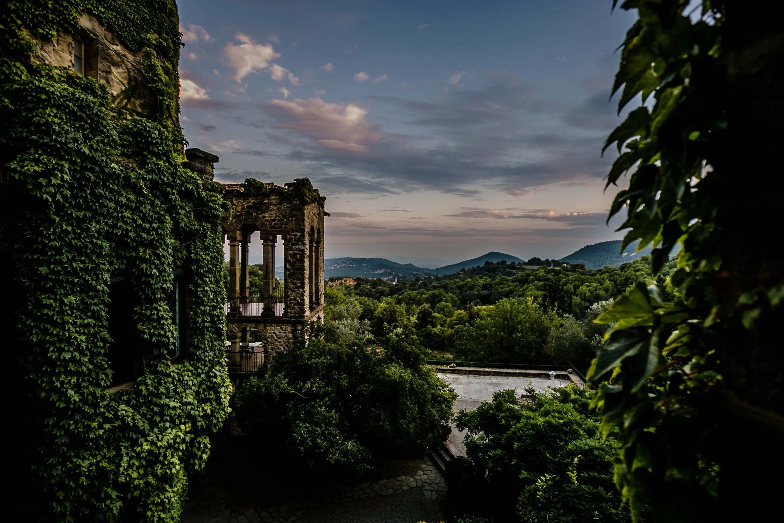IMAGE OF THE AMAZING BALCONY AT LA BARONIA WITH THE VIWS TO THE VALLEY