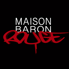Logo de la maison de mode Maison Barón Love avec texte blanc et rouge sur fond noir.