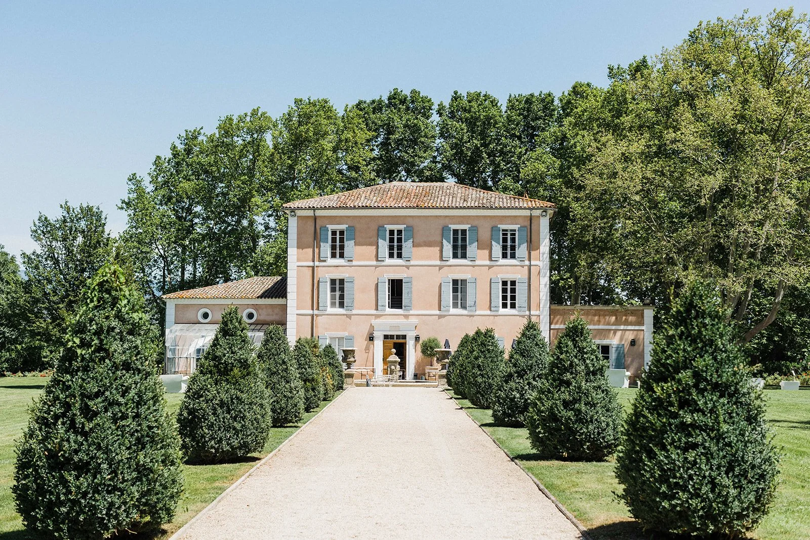 Façade du château de la Garde en Provence