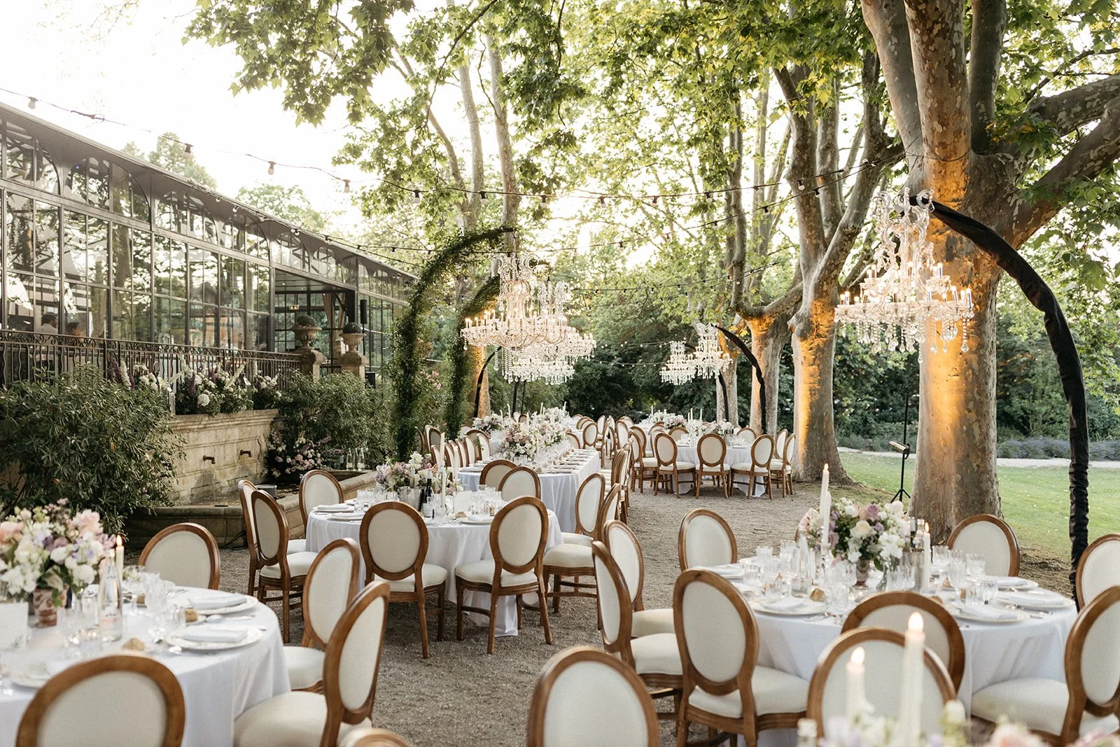 dîner de mariage sous les platanes au Château de la Garde en Provence