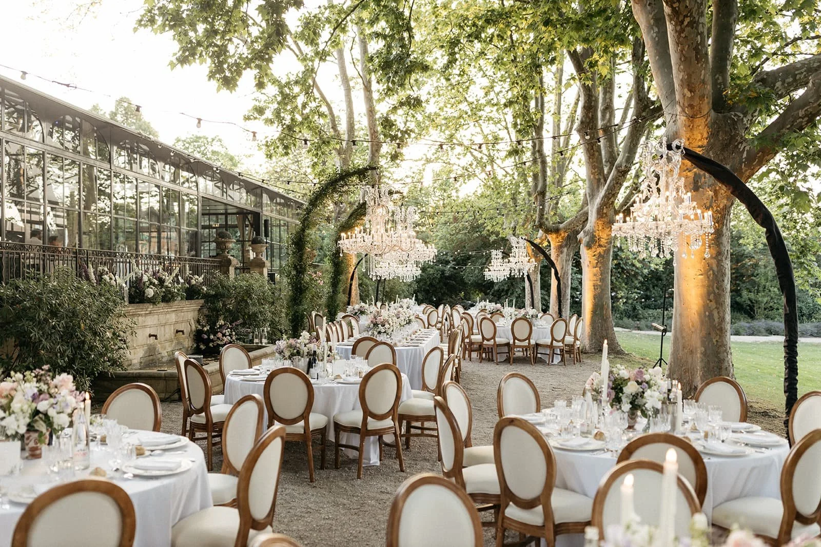 dîner de mariage sous les platanes au Château de la Garde en Provence