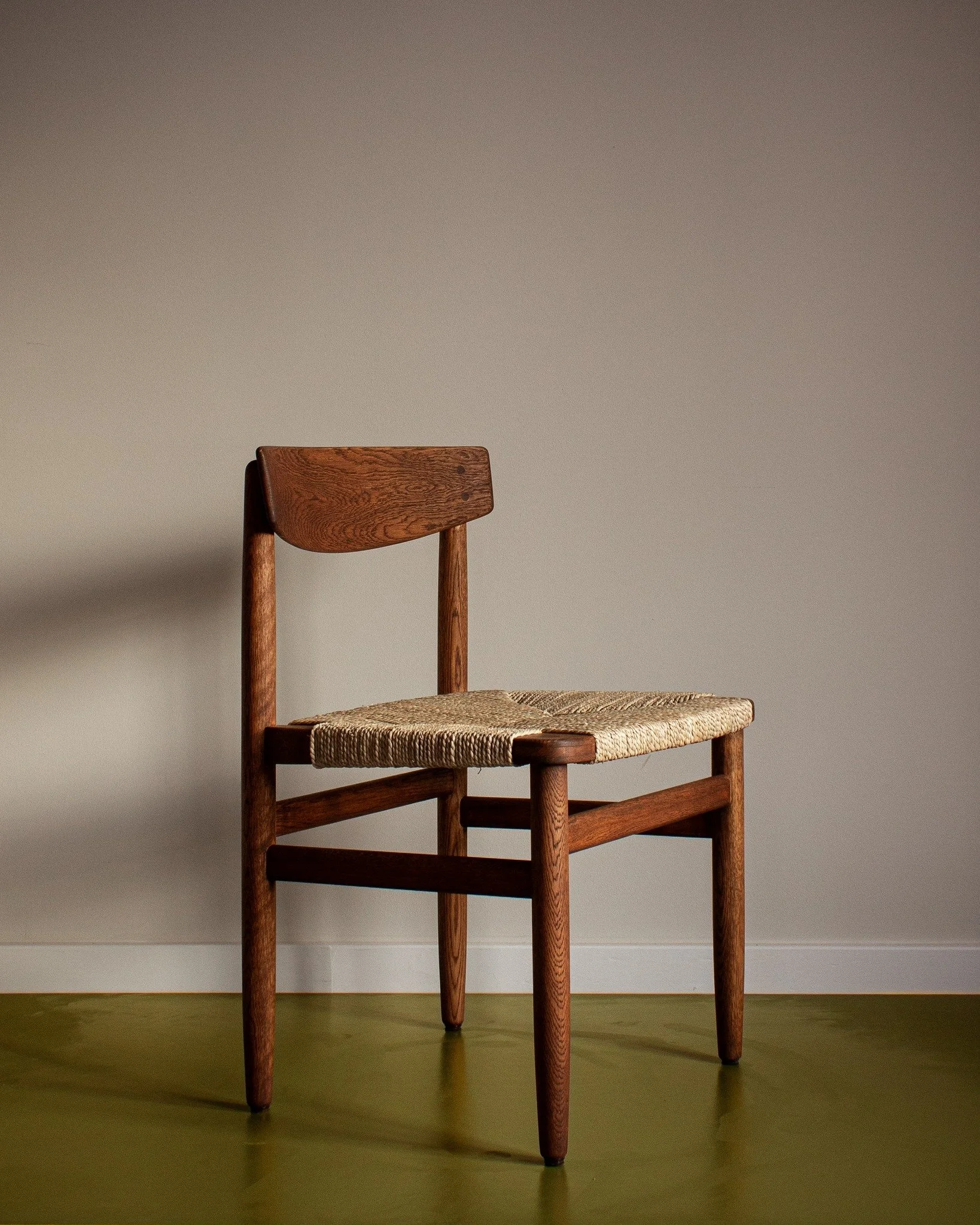 Set of 4 "&Oslash;resund" 537 dining chairs in oak and rush seats, designed by B&oslash;rge Mogensen.
Sanded down and treated with tinted dark oil and new rush seaweed seats.

Seat: 52 cm x 47 cm
Chair height: 75 cm
Seat height: 44 cm

Pric