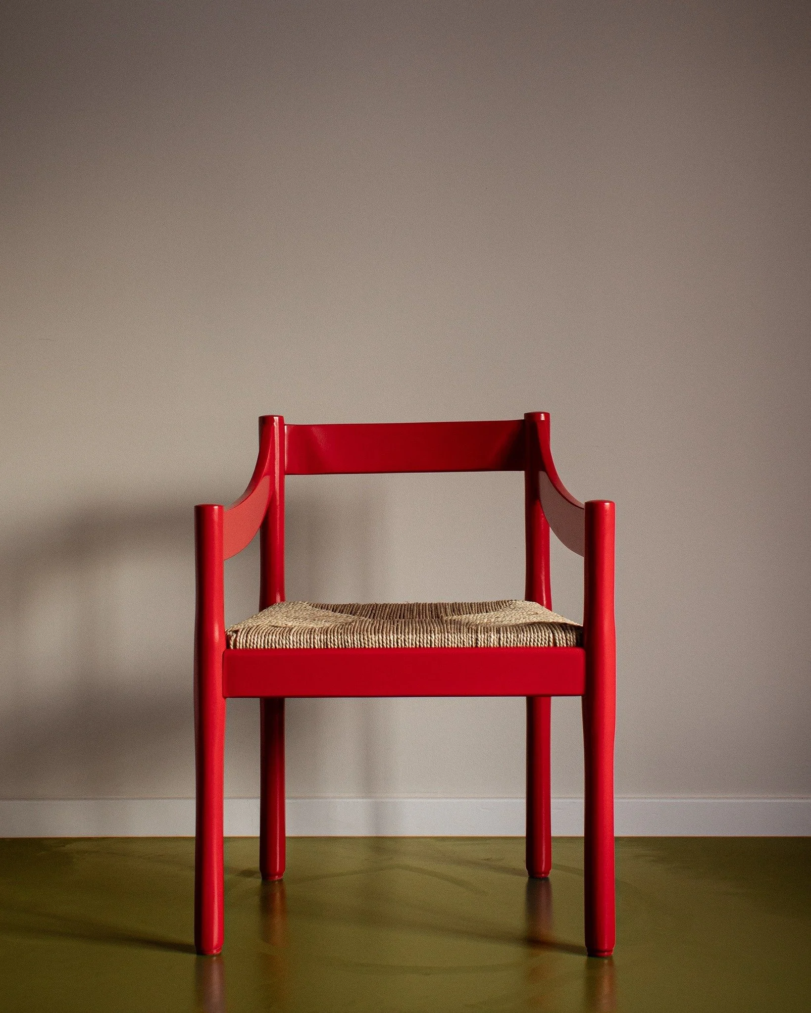 Vico Magistretti For Cassina Italian Red Dining Chairs Carimate Ser, 1960s. Italian midcentury modern design set of three dining chairs with armrests. Repainted red lacquered wood frame and refurbished seaweed seat.

H: 76.5 x W: 58 x D: 52.3 cm. Sea