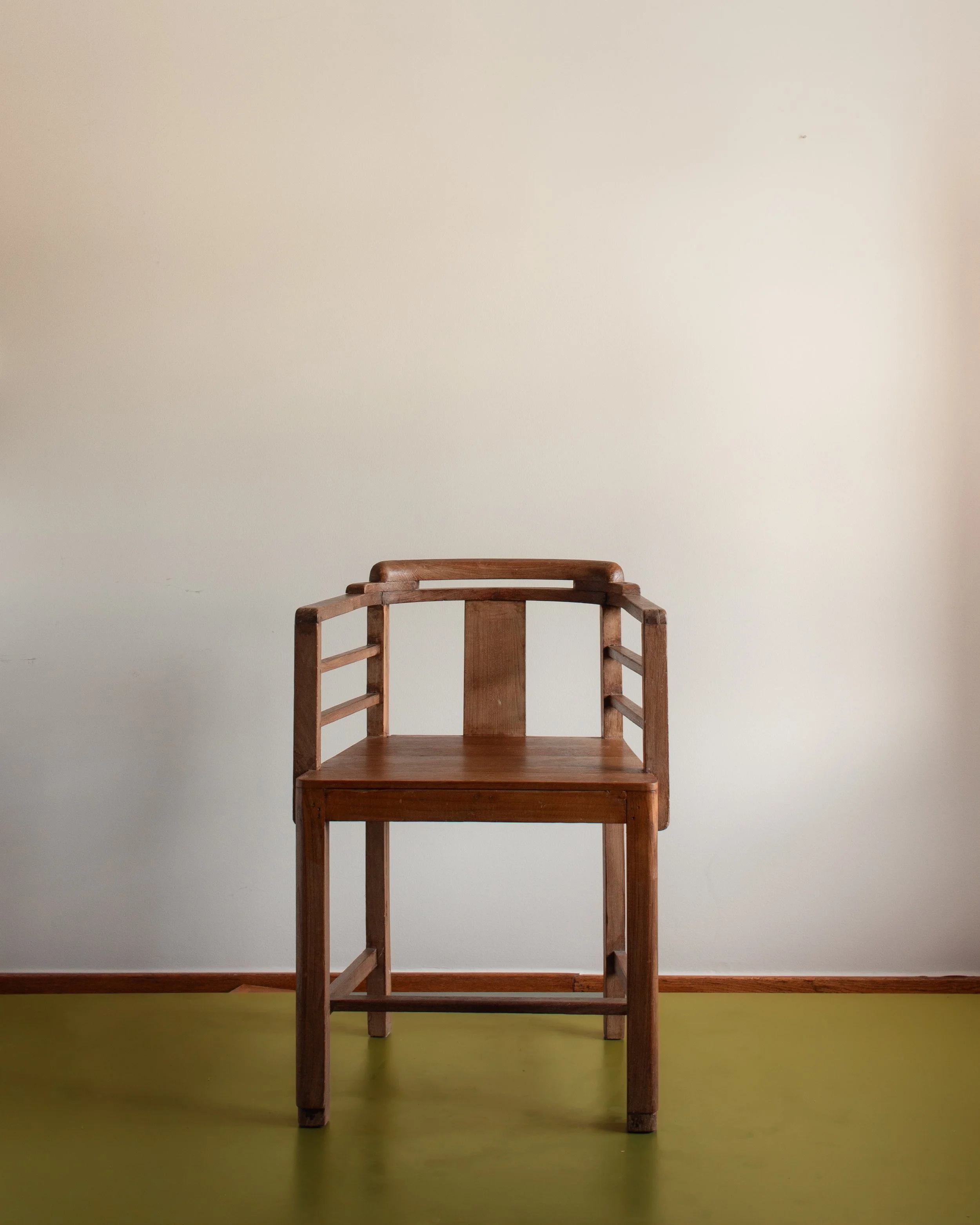 A pair of 2 armchairs