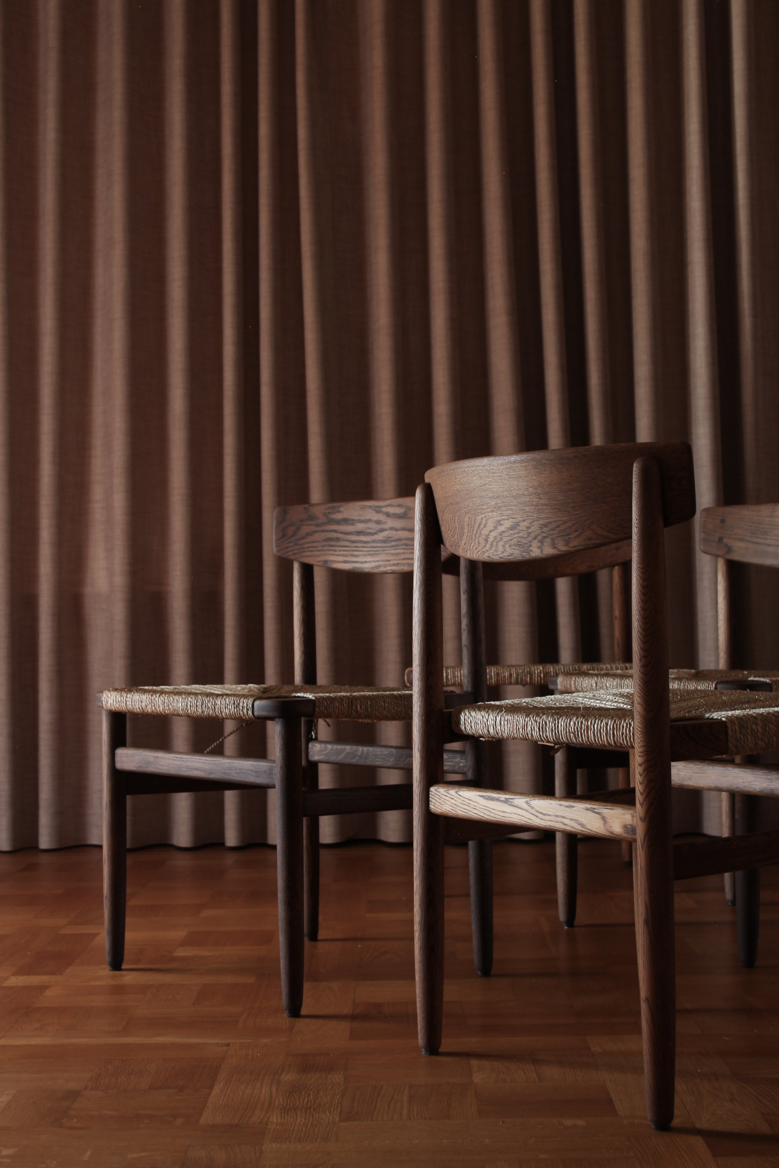 Set of 4 "Øresund" 537 dining chairs in oak and rush seats, designed by Børge Mogensen.