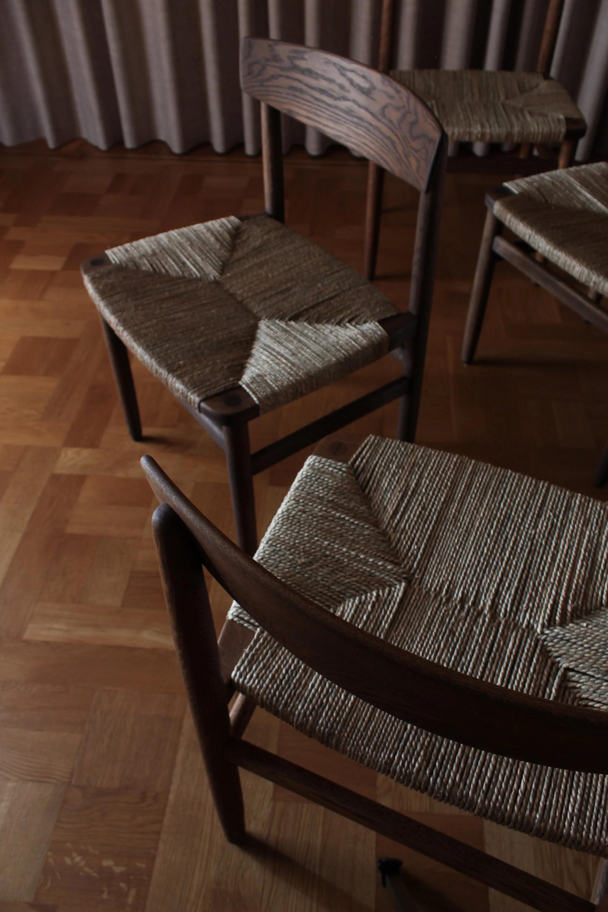 Set of 4 "Øresund" 537 dining chairs in oak and rush seats, designed by Børge Mogensen.