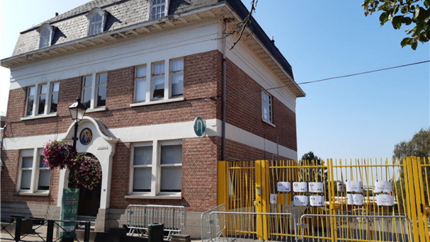 Hoofdgebouw van onze school