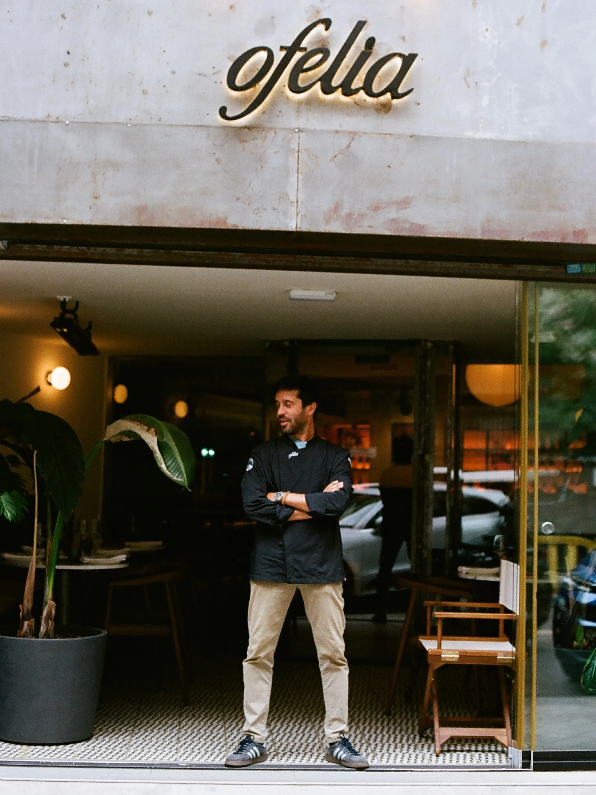 Os presentamos a Jimi, nuestro jefe de sala.
Sabe lo que quieres antes de que t&uacute; lo sepas. Y probablemente ya te lo est&eacute; trayendo.

Ven a conocerle a 📍 C/ Rafael Calvo 38 (Chamber&iacute;)