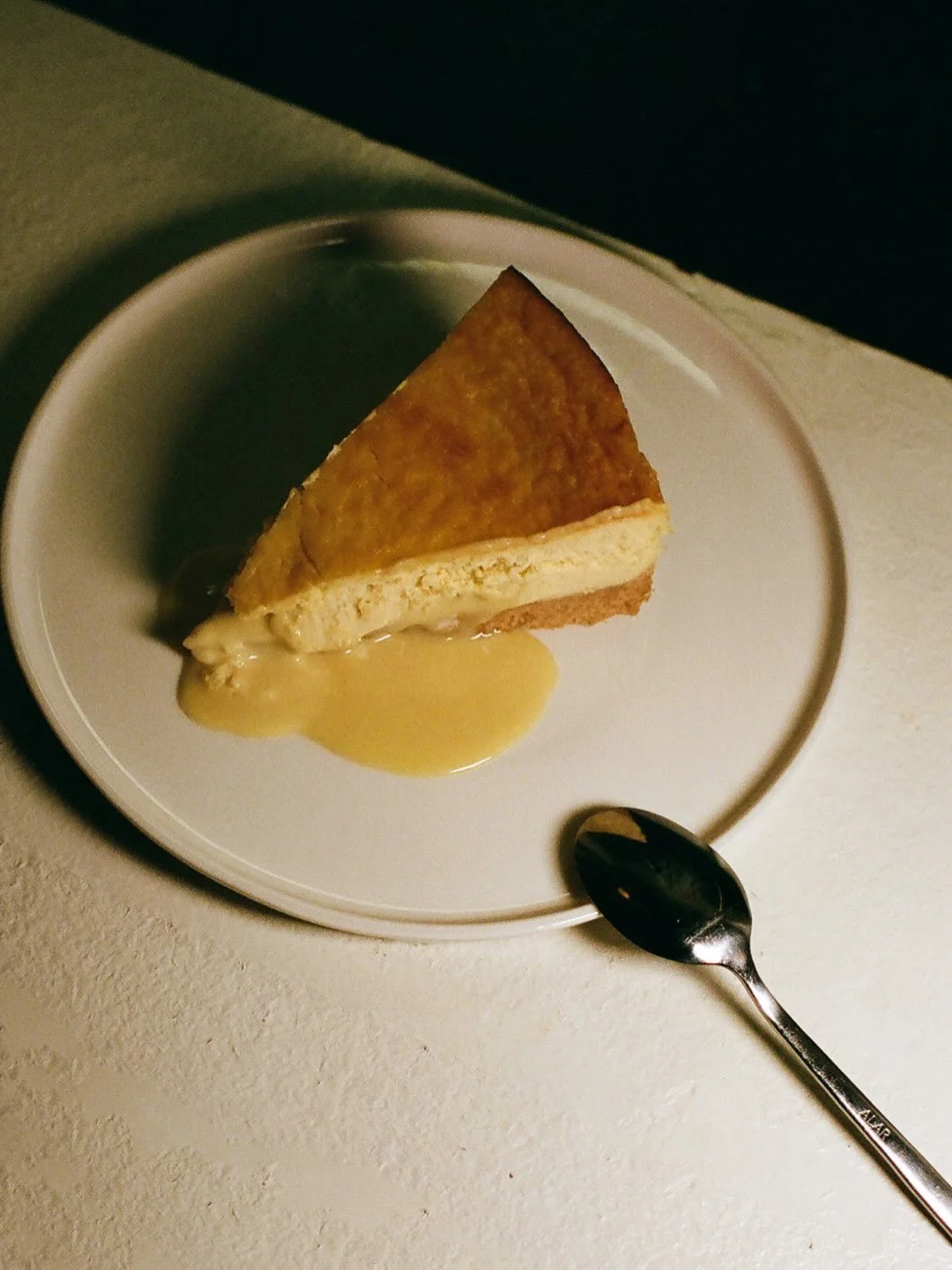 Hay cl&aacute;sicos que no necesitan presentaci&oacute;n. La tarta de queso de @restaurante_filemon, tambi&eacute;n en Ofelia.