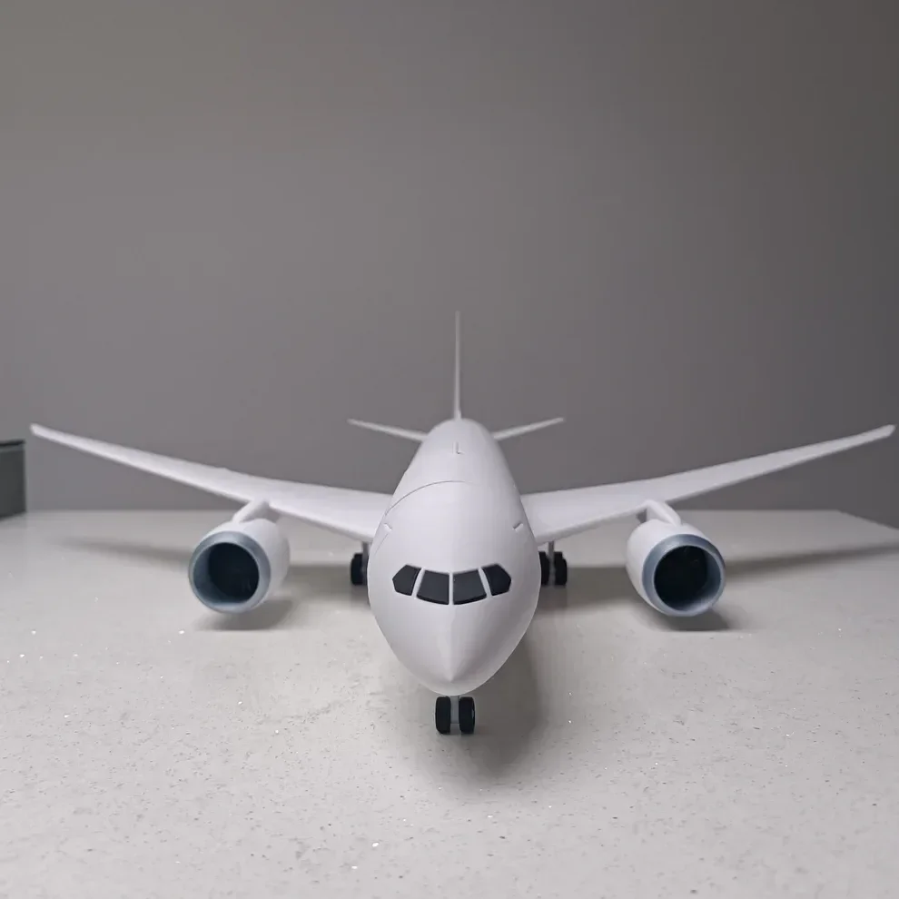 1/100 scale Beoing 787-8 model