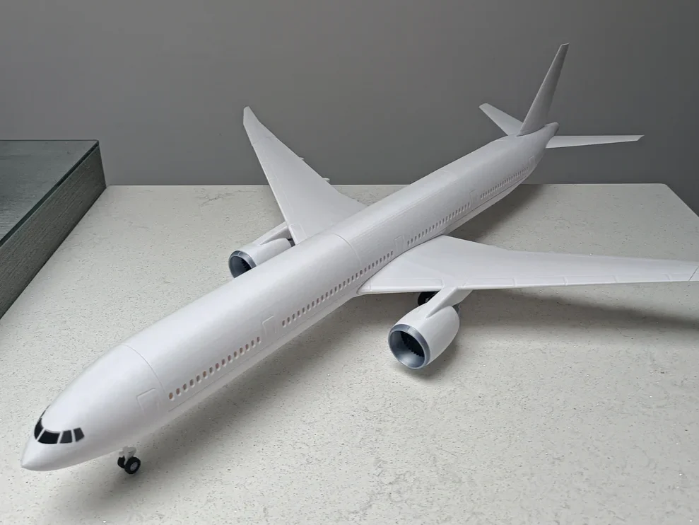 1/100 scale Beoing 777-300er