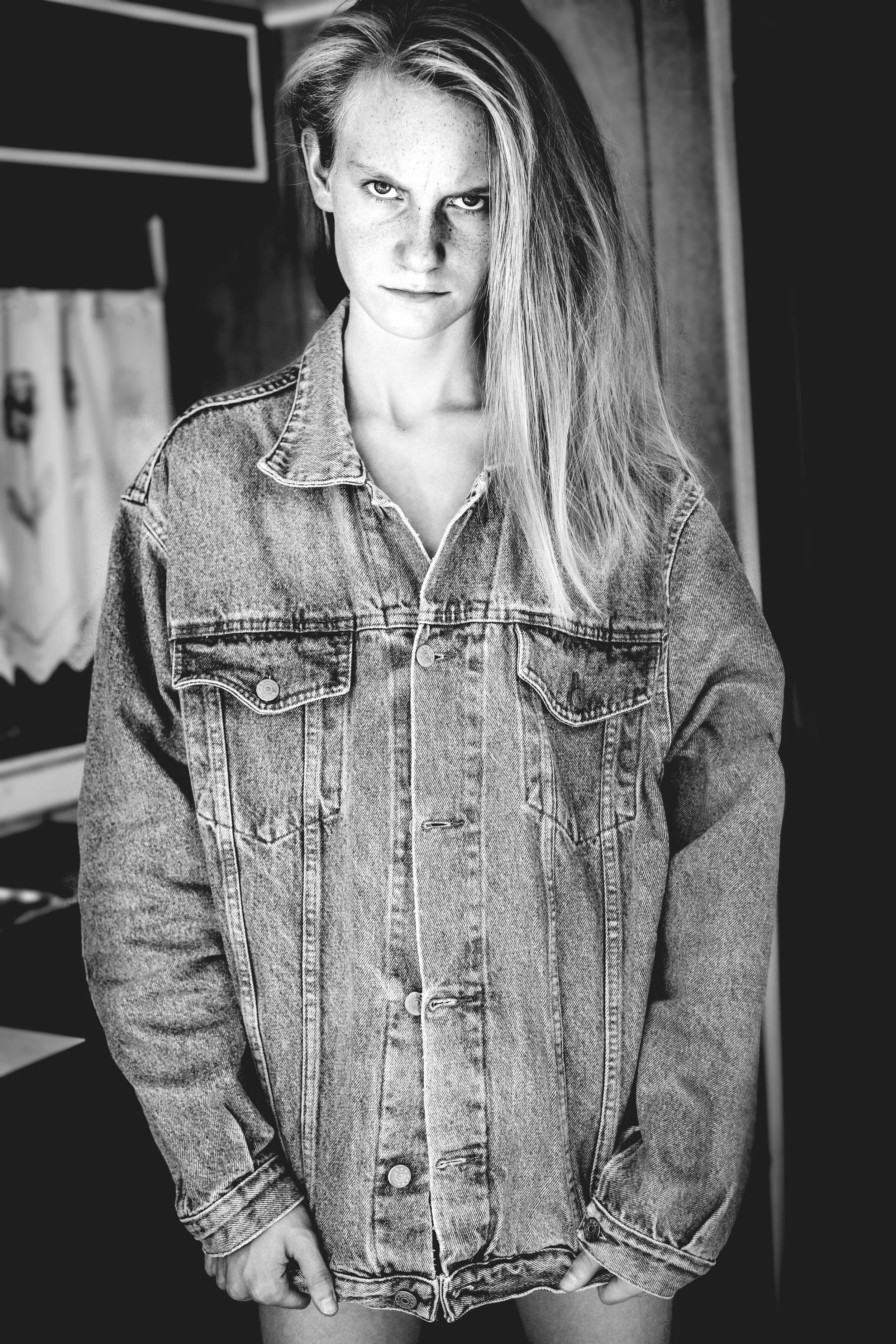 zwartwit foto van een model met indringende blik