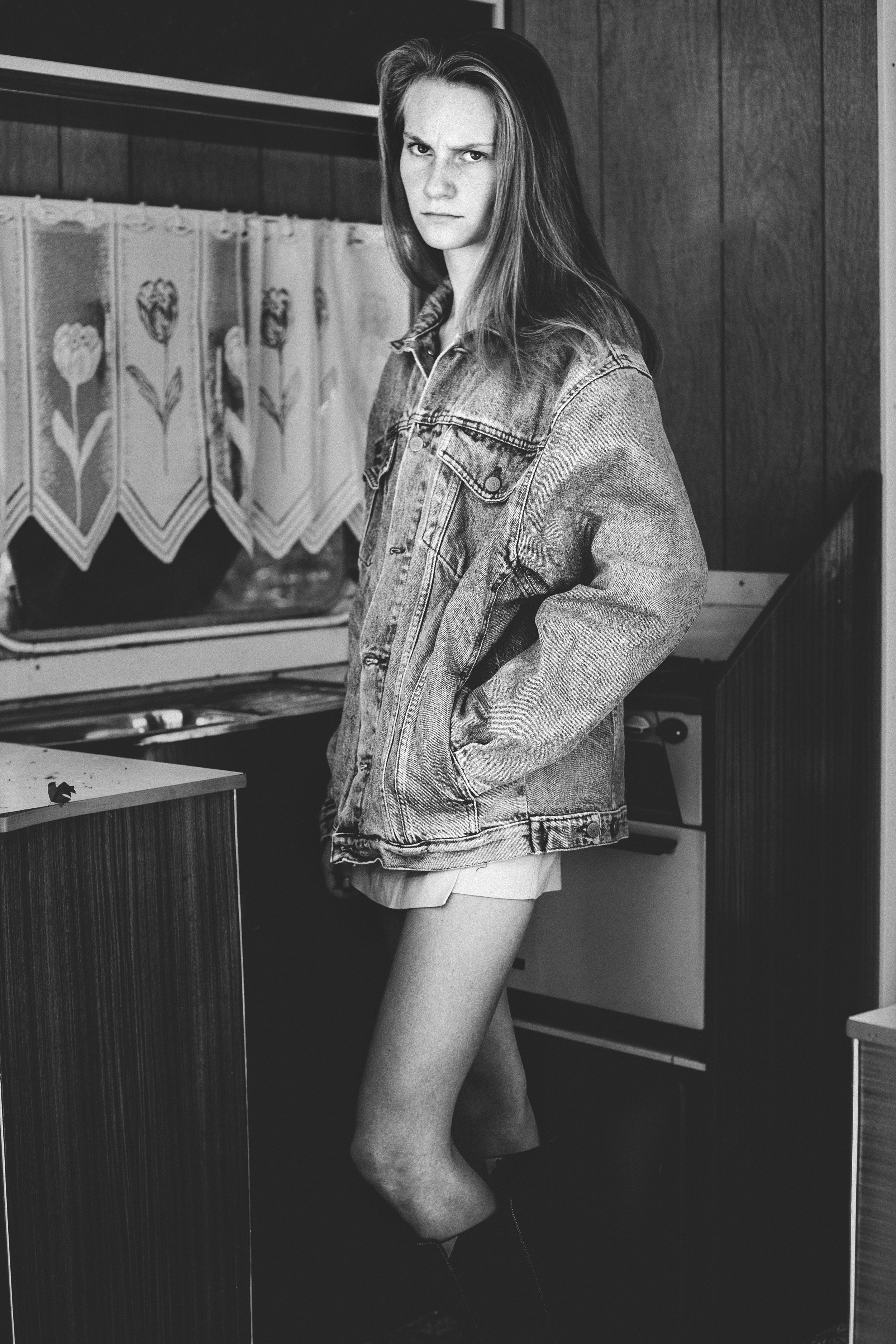 model met indringende blik gestyled en gefotografeerd door atelier soufflé