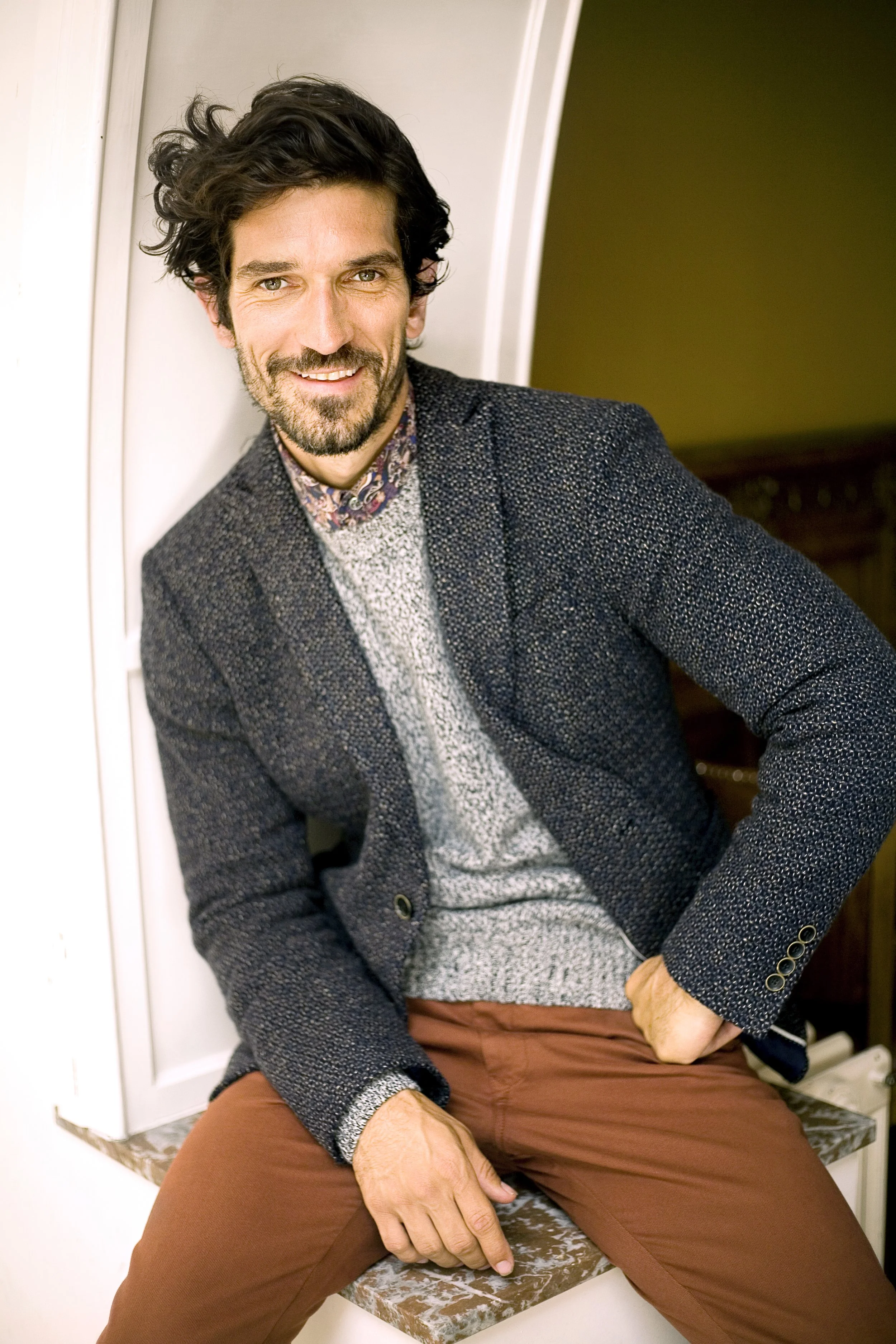 man die poseert voor atelier soufflé die mode shoot doet voor olivier strelli