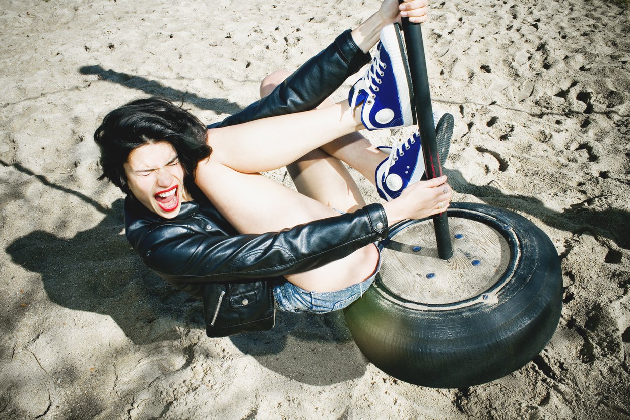 sexy foto van meisje die komrad sneakers draagt gemaakt door atelier soufflé