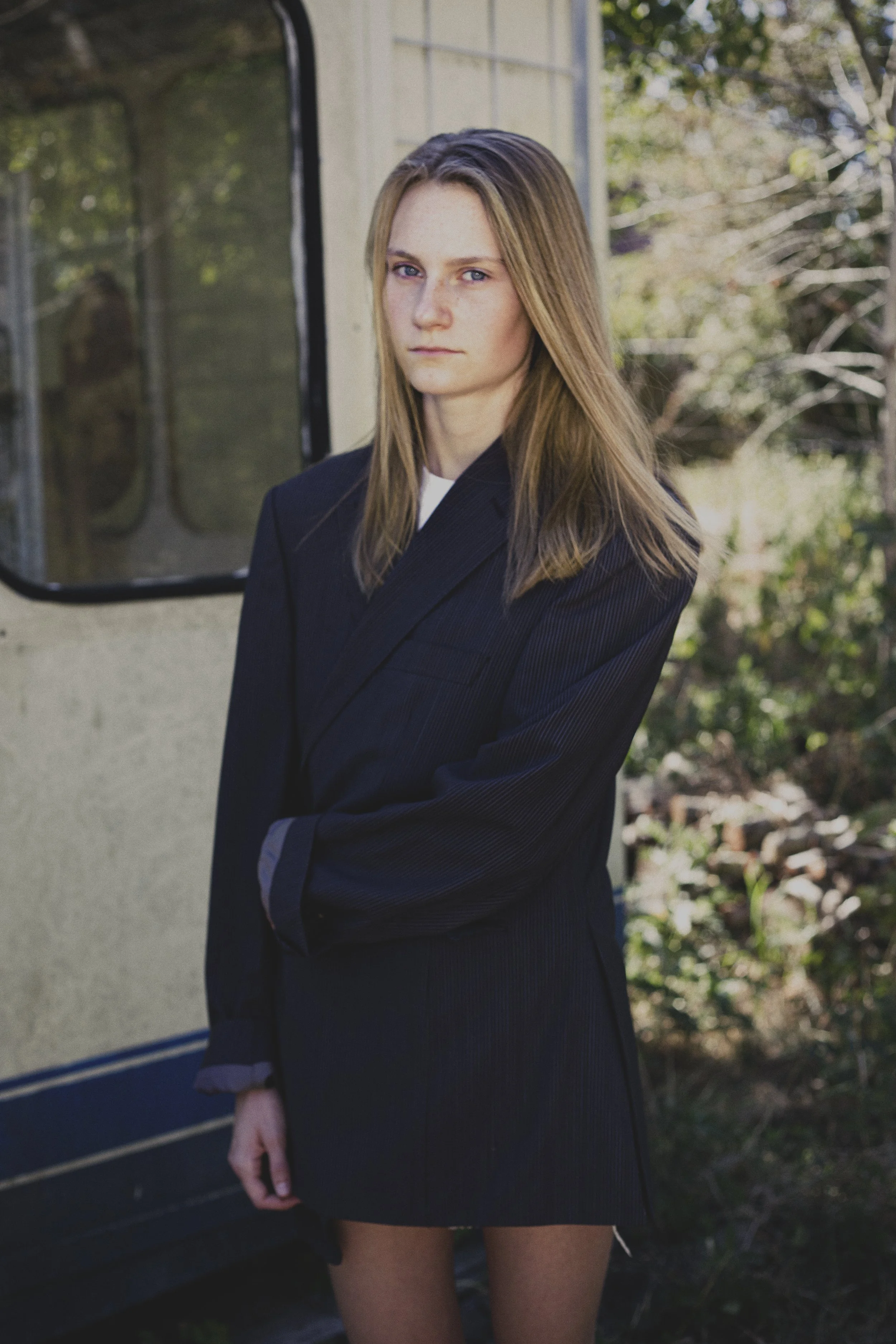 fotoshoot van beginnend model in blazer met mooi licht