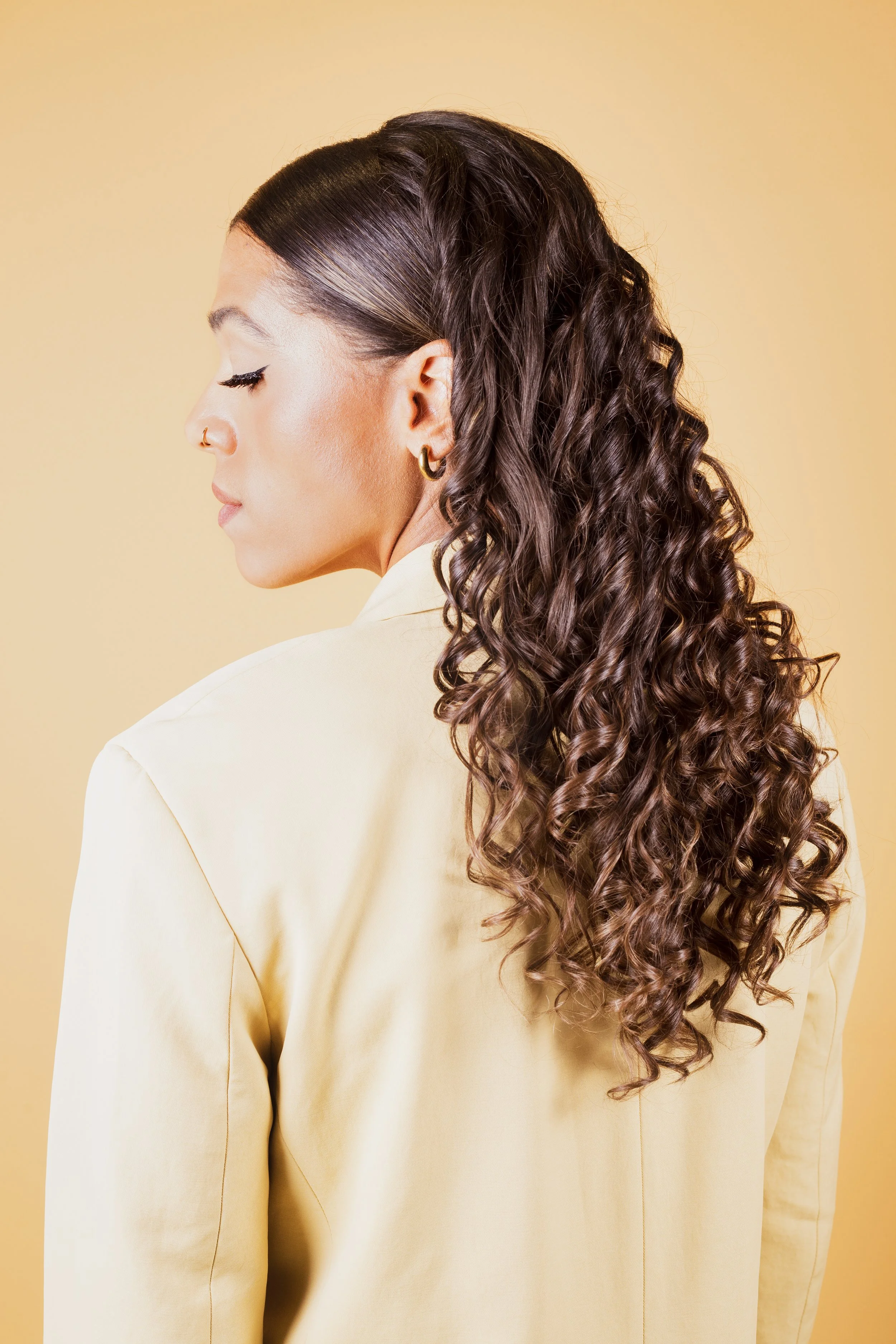 model met krullen die poseert voor atelier soufflé voor shoot voor social media