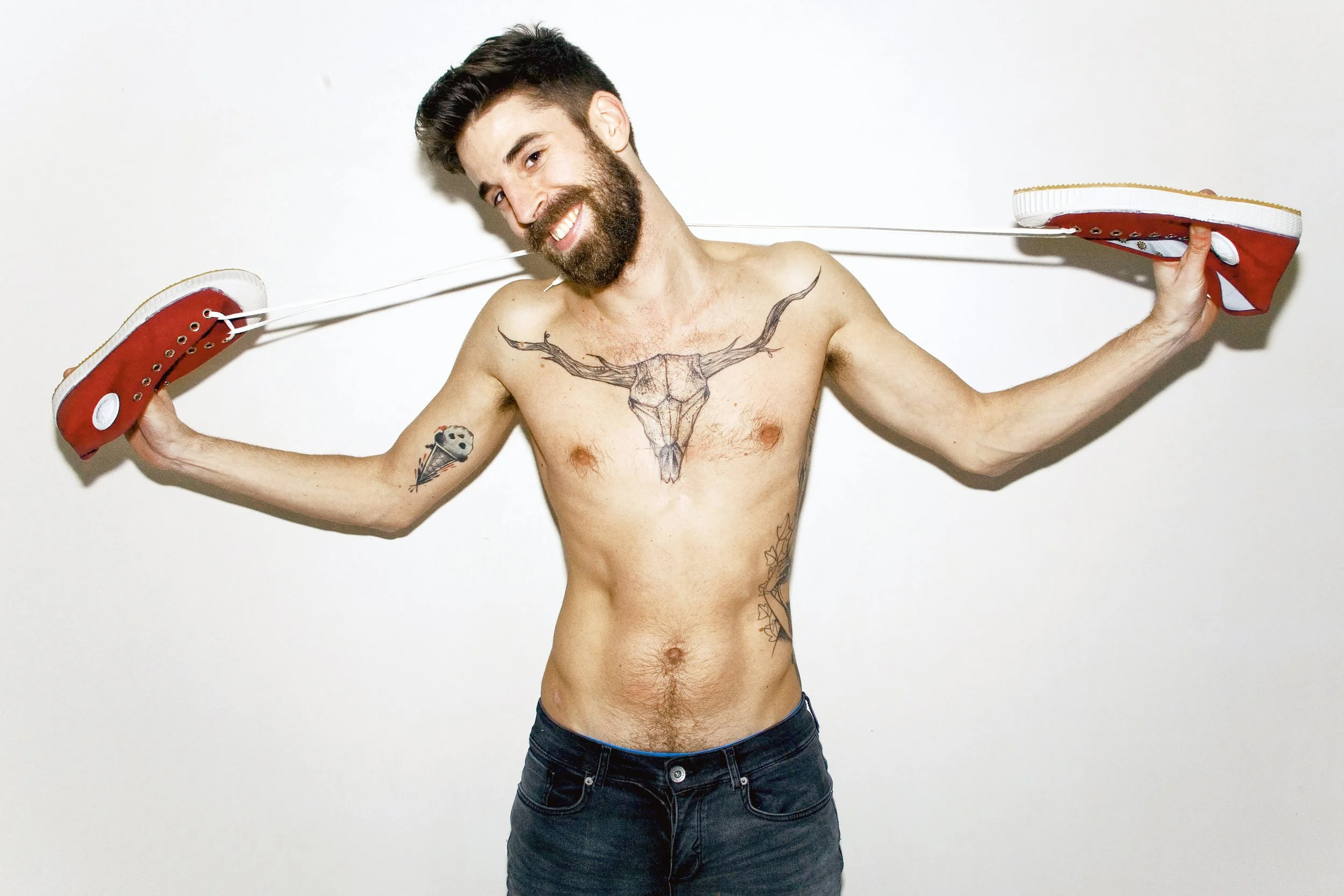 man die halfnaakt poseert met sneakers voor fashionshoot gedaan door atelier soufflé voor komrad sneakers