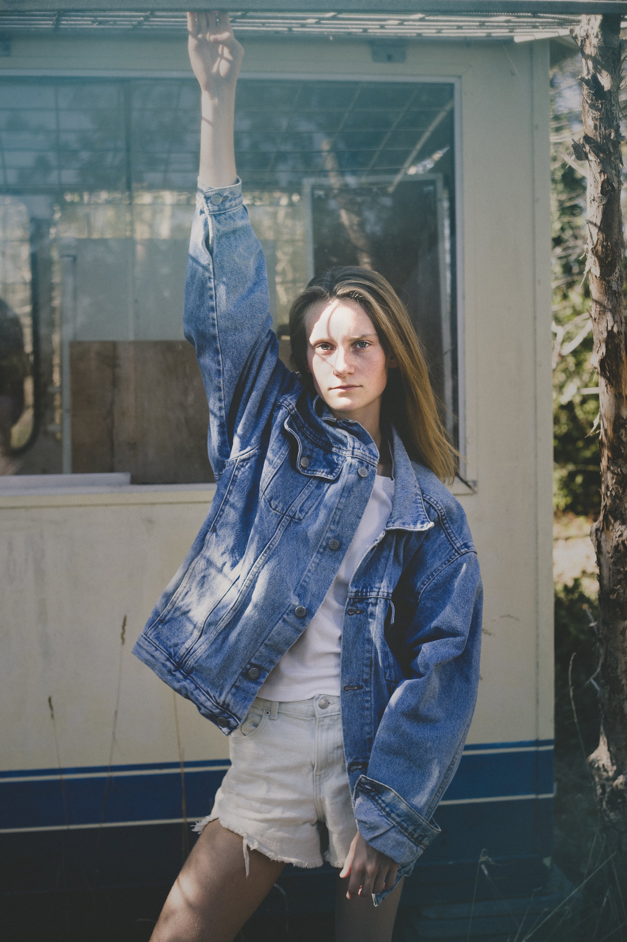 Model met doordringende blik in mooi licht poserend voor shoot portfolio modellenbureau