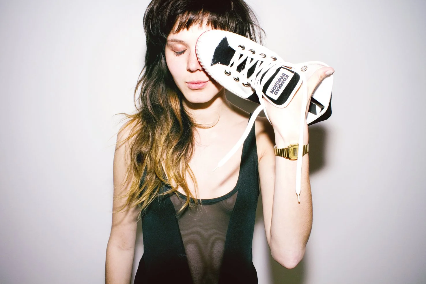 meisje in doorkijktopje voor fashion shoot voor sneakermerk komrad