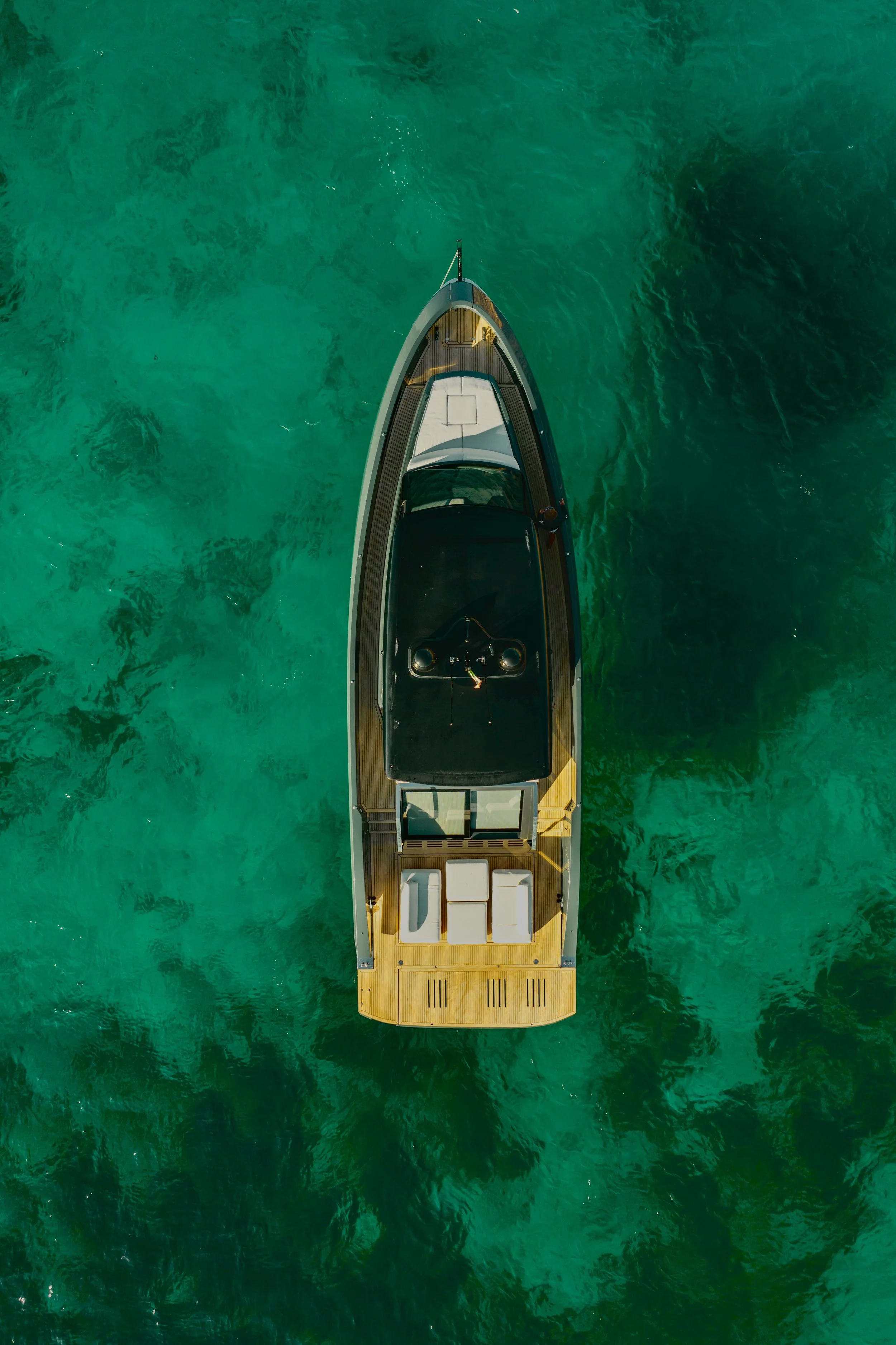 Immagine dall'alto di uno yacht in acqua turchese