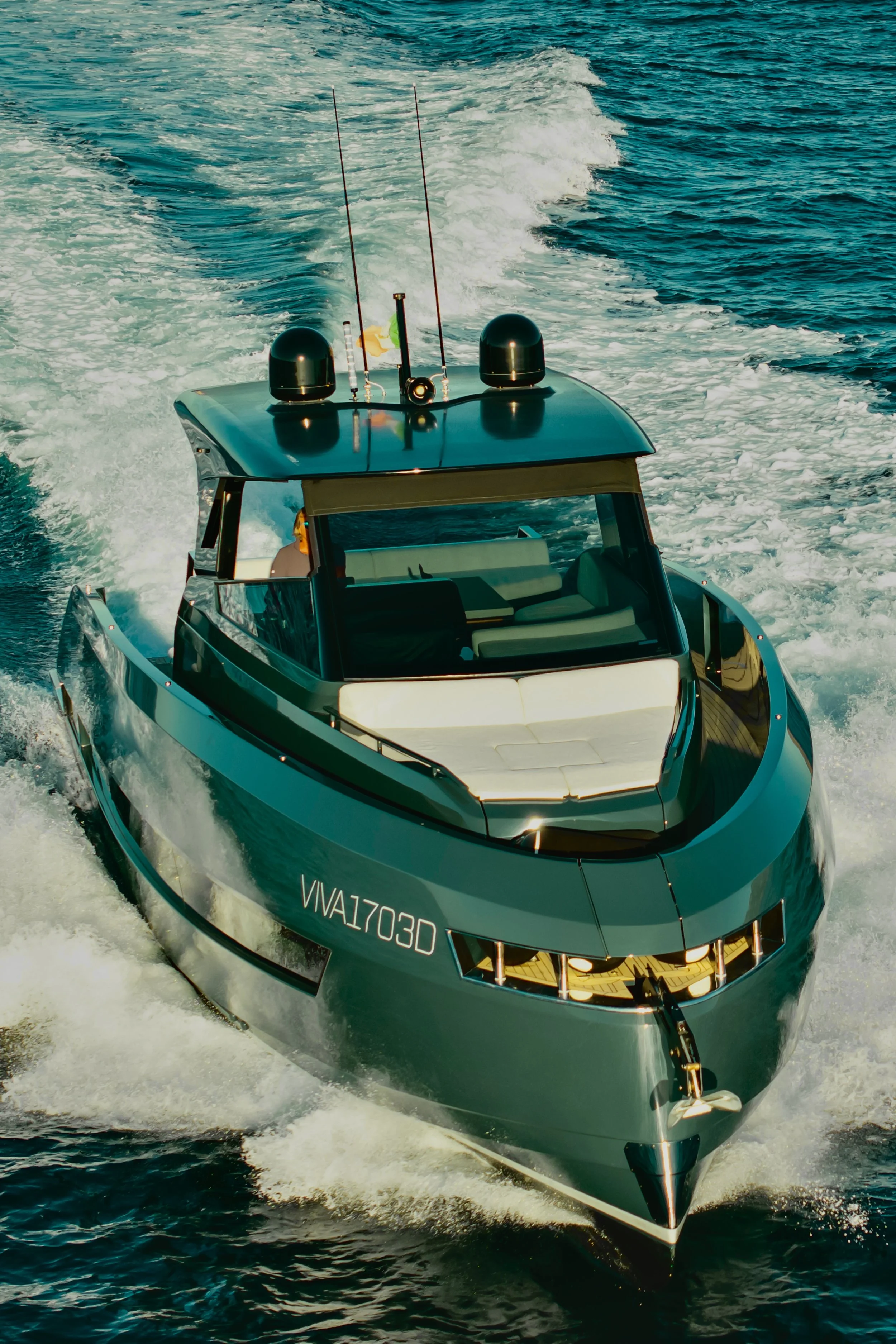 A motorizzato scivola veloce sull'acqua lasciando una scia bianca, con una cabina moderna e lucida.