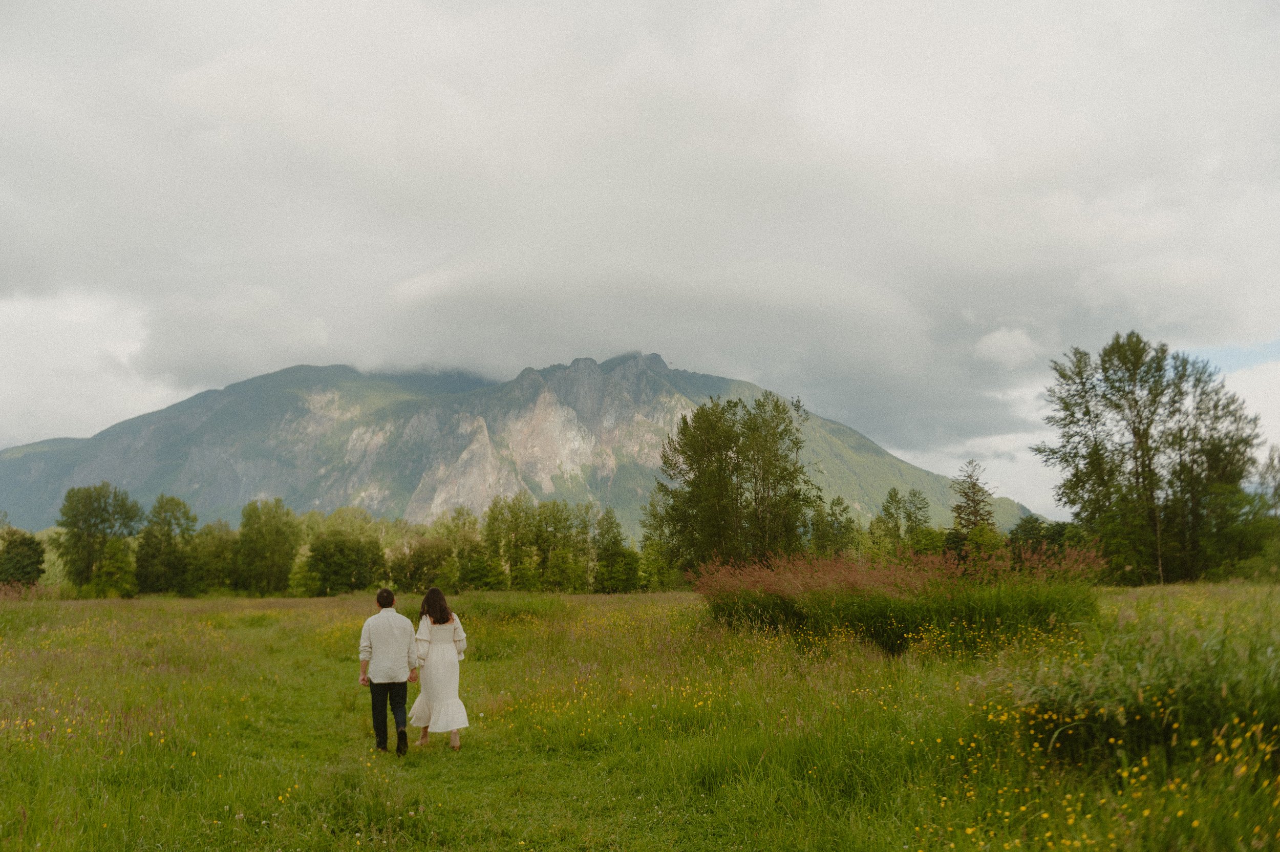TENDER SPRING WILDFLOWER MATERNITY SESSION 