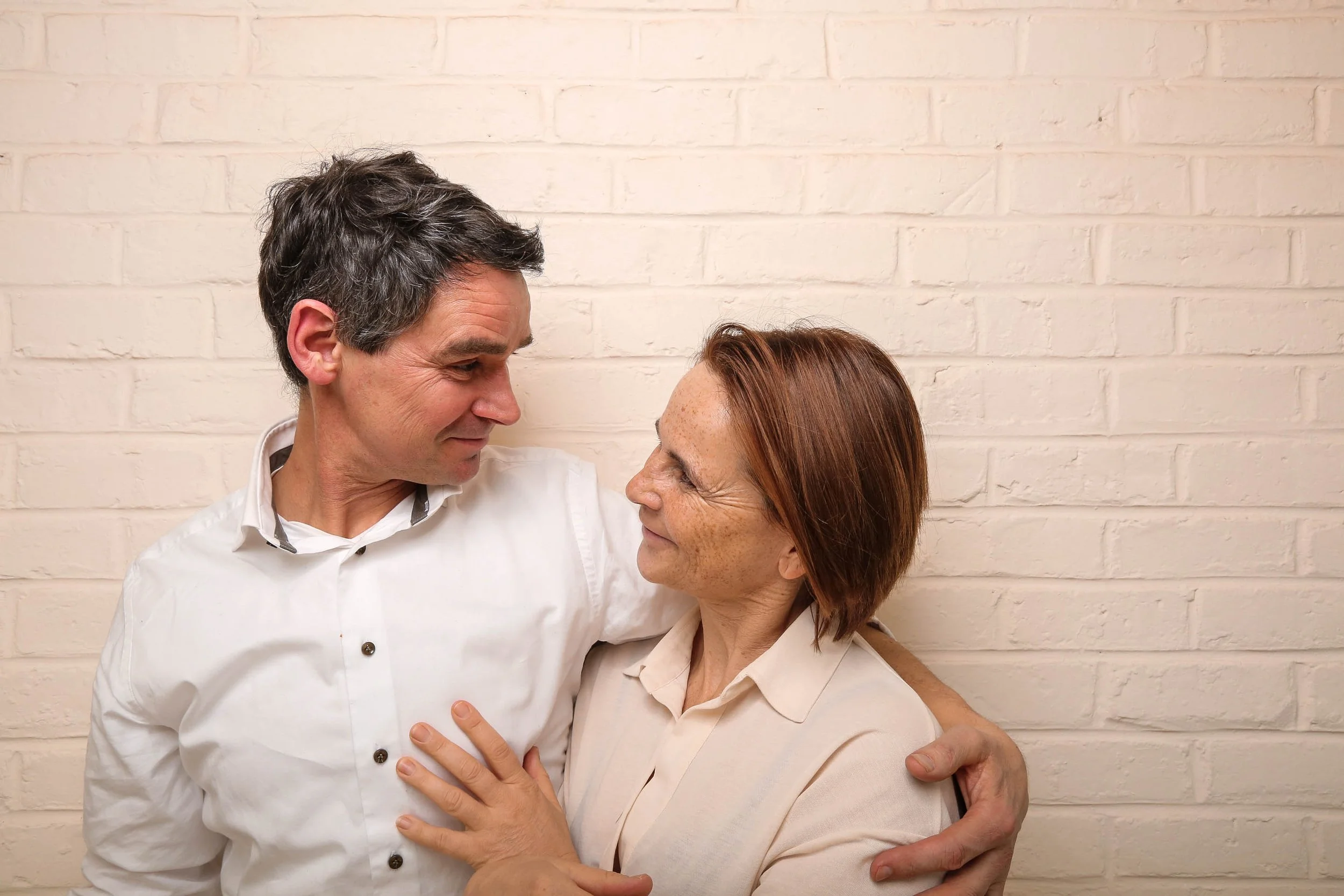 Un homme et une femme, se regardant avec affection et partageant une accolade photo pris avec notre photo booth.