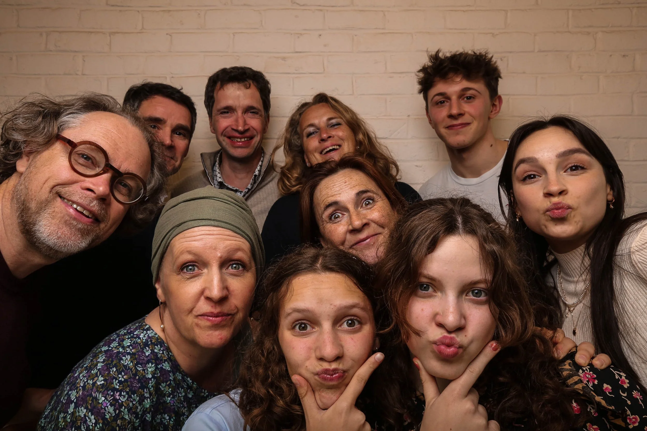 Groupe de personnes souriantes et faisant des grimaces photo pris avec notre photo booth. 