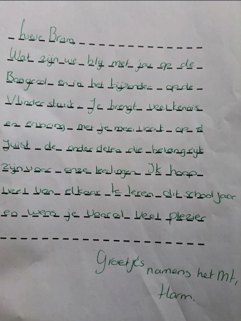 Een handgeschreven brief in het Nederlands met een korte review over Meester Bram bij Almere Speciaal.