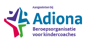 Logo van Adiona, een beroepsorganisatie voor kindercoaches, met een kleurrijk abstract symbool en de tekst 'Aangesloten bij Adiona' en 'Beroepsorganisatie voor kindercoaches'.