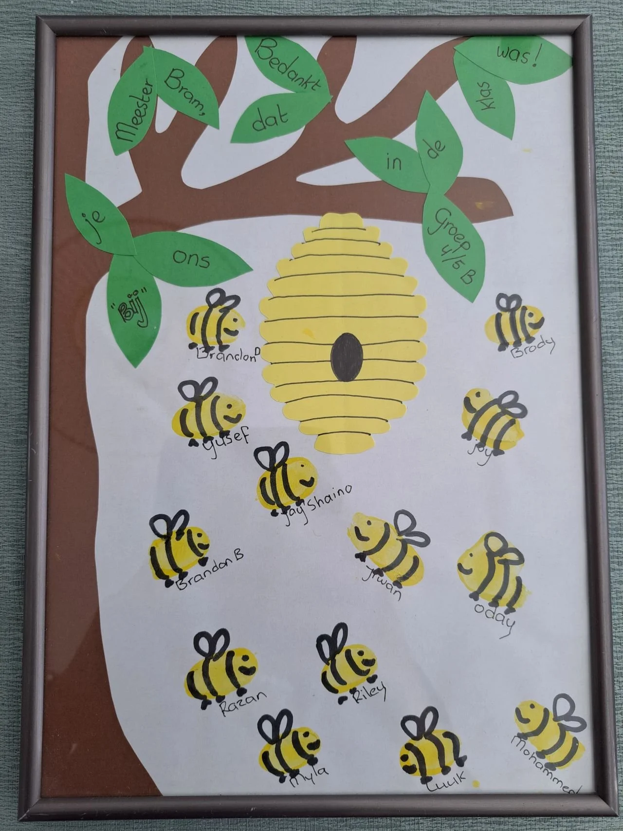 Een tekening van een bijenkorf onder een boom met bladeren en een bijenkorf in de boom. Op de bladeren staat een boodschap in het Nederlands geschreven.