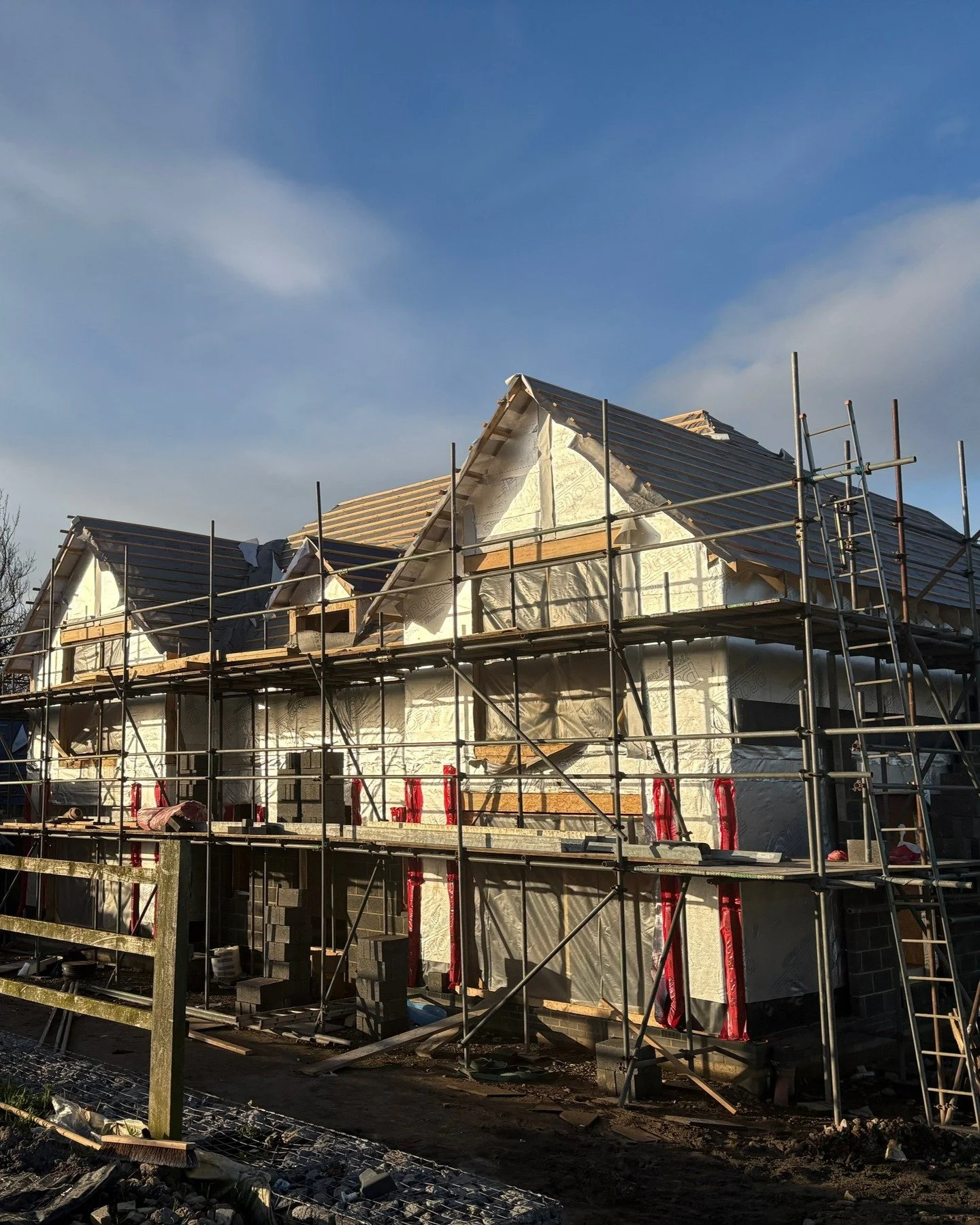 Progress update at Kingston House 🏡

Great to see things moving along well on site. Recent milestones include:

✔ Roof felt installed by @samuelmooreroofing 
✔ Underfloor heating and screed completed by @trifloorsolutions 
✔ Blockwork progressing ni