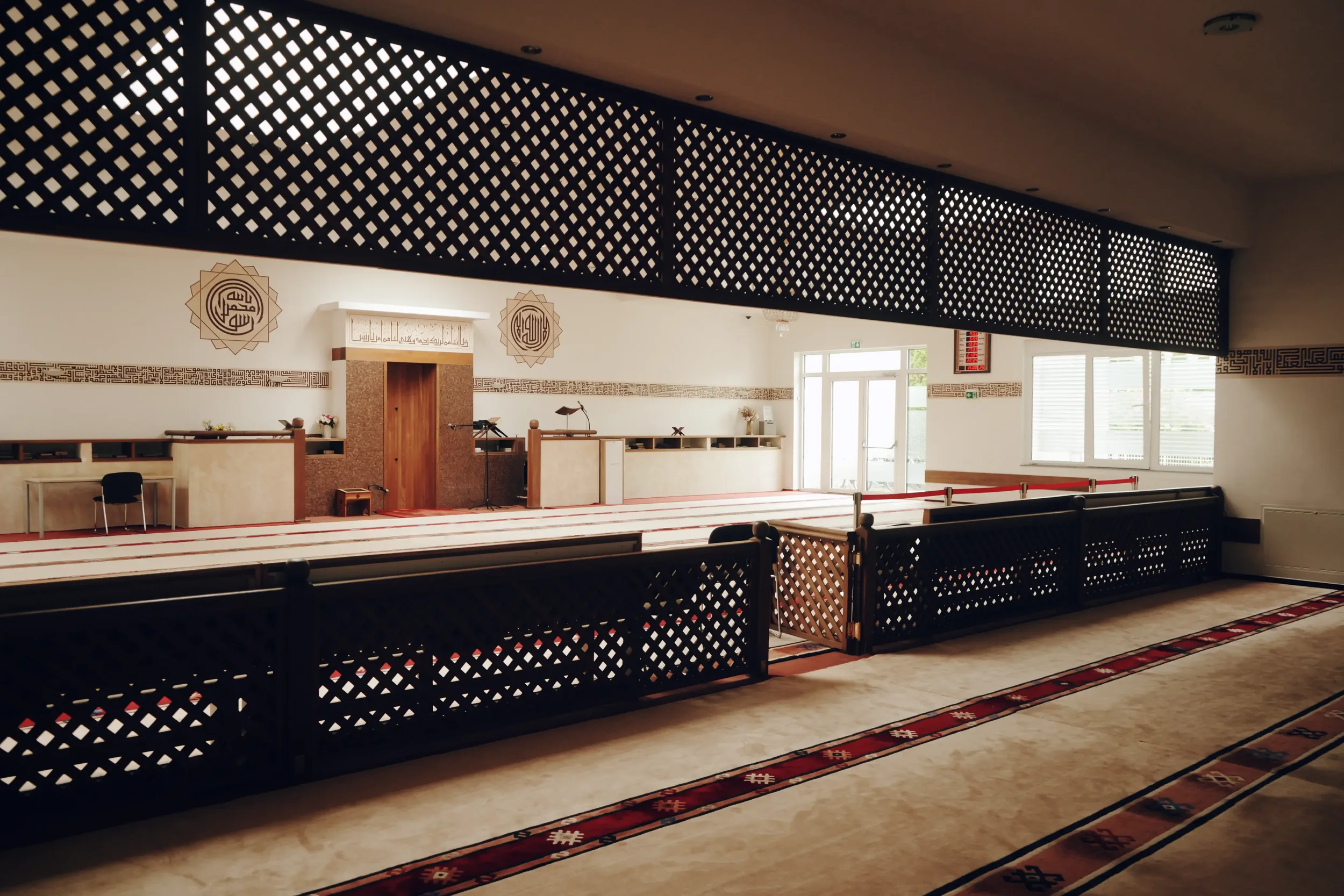 Frauenbereich – Abgetrennter Raum oder Empore in der Islamischen Gemeinschaft Stuttgart e.V., der Frauen die Teilnahme am Gebet in eigener Privatsphäre ermöglicht.