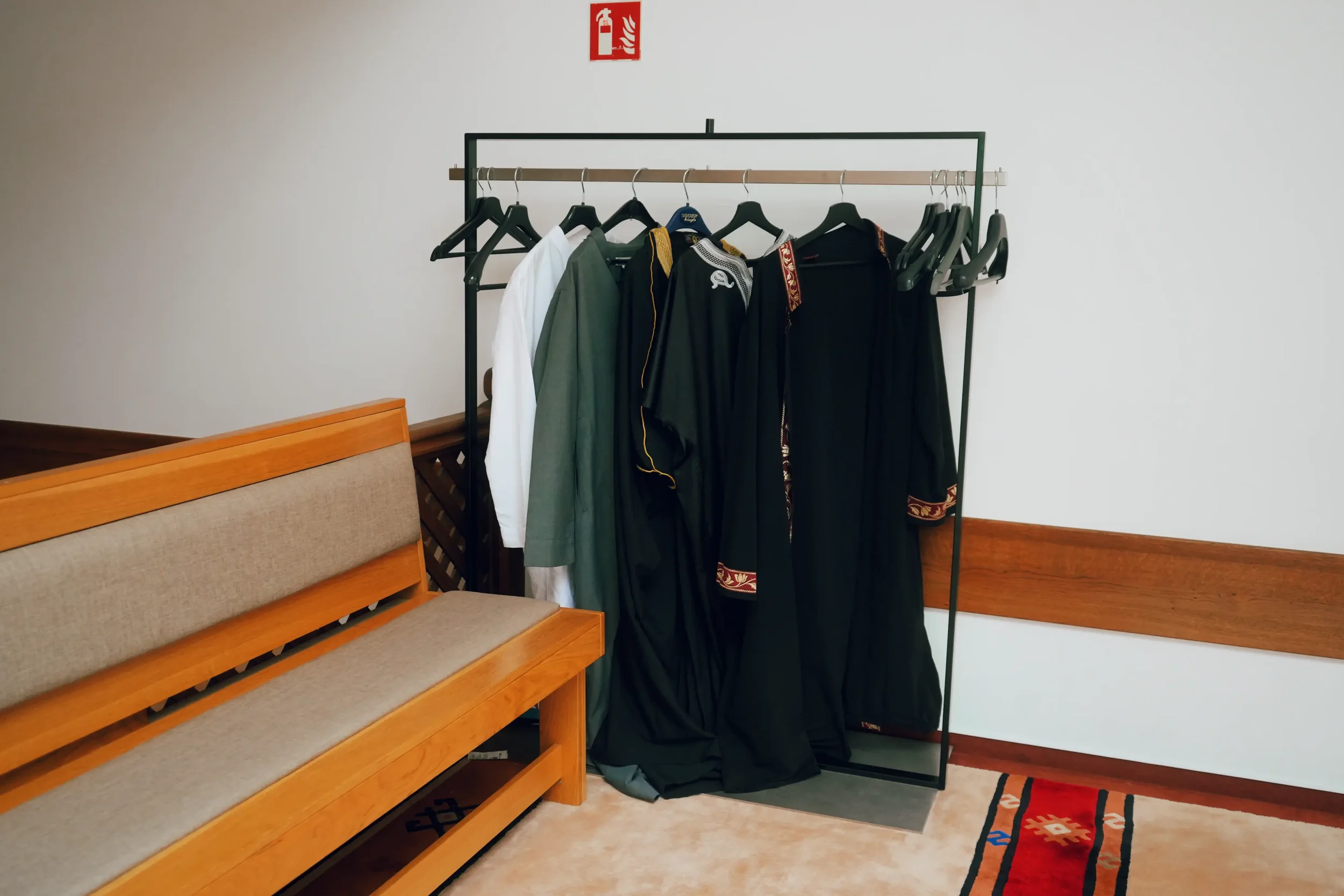 Gebetskleidung für Männer wird zur rituellen Bedeckung während des Gebets in der Moschee bereitgestellt.