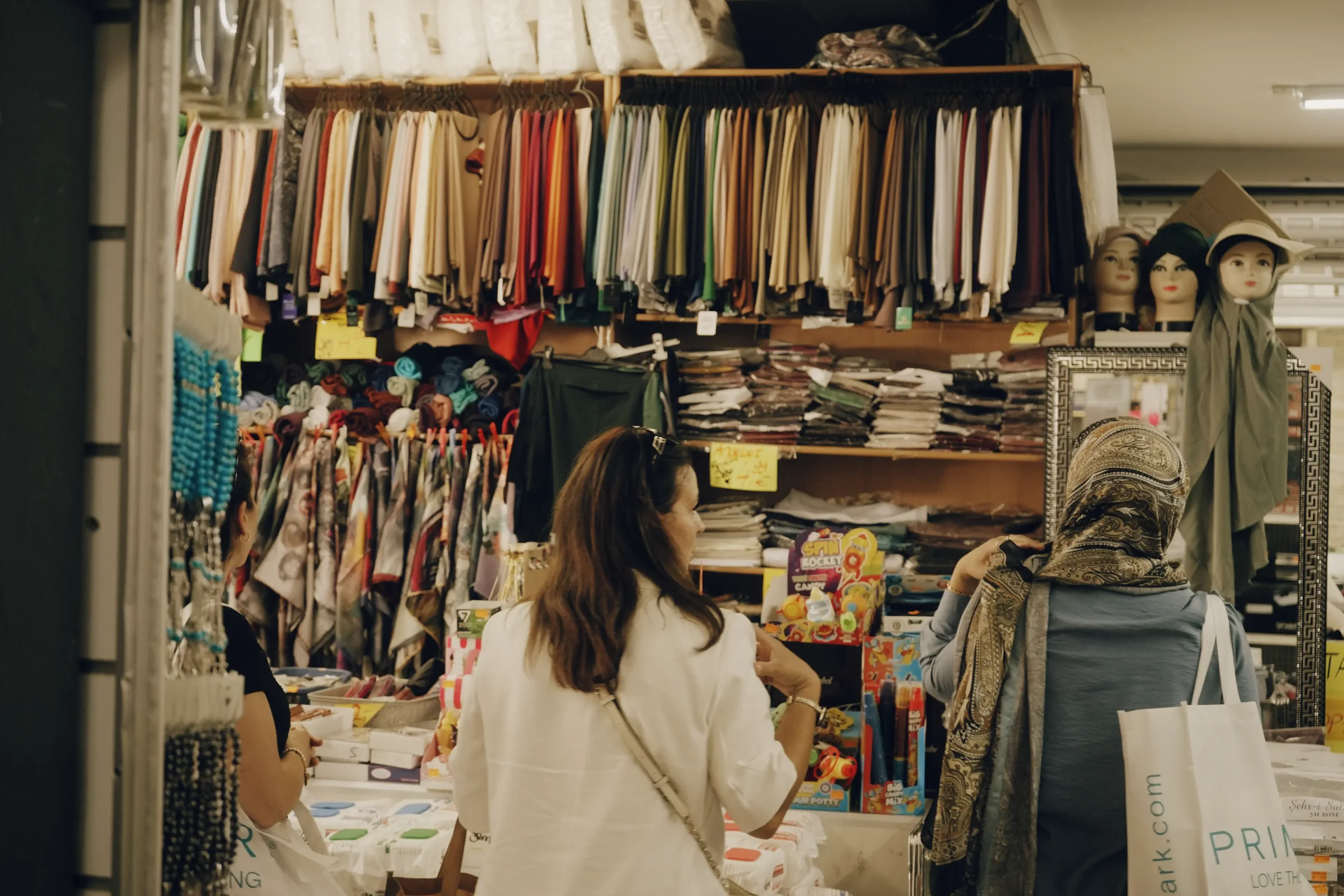 Hijab (Kopftuch) – Auswahl in einem Fachgeschäft in Stuttgart.